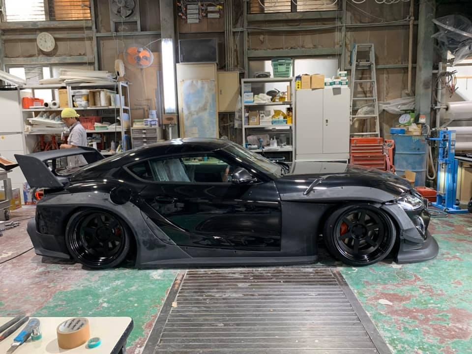 Toyota Supra voi goi do than rong danh tieng Liberty Walk anh 3