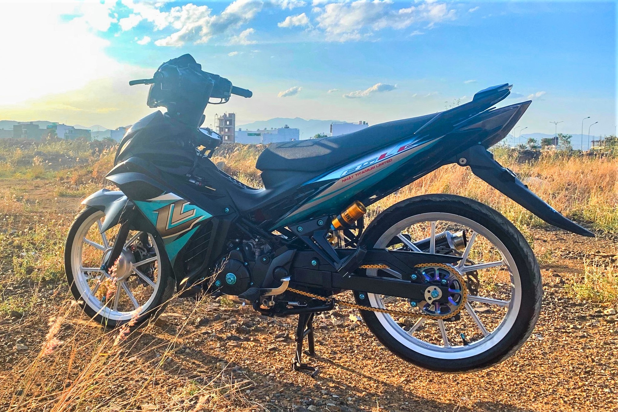 Yamaha Exciter 135 do phong cach Malaysia cua biker Nha Trang hinh anh