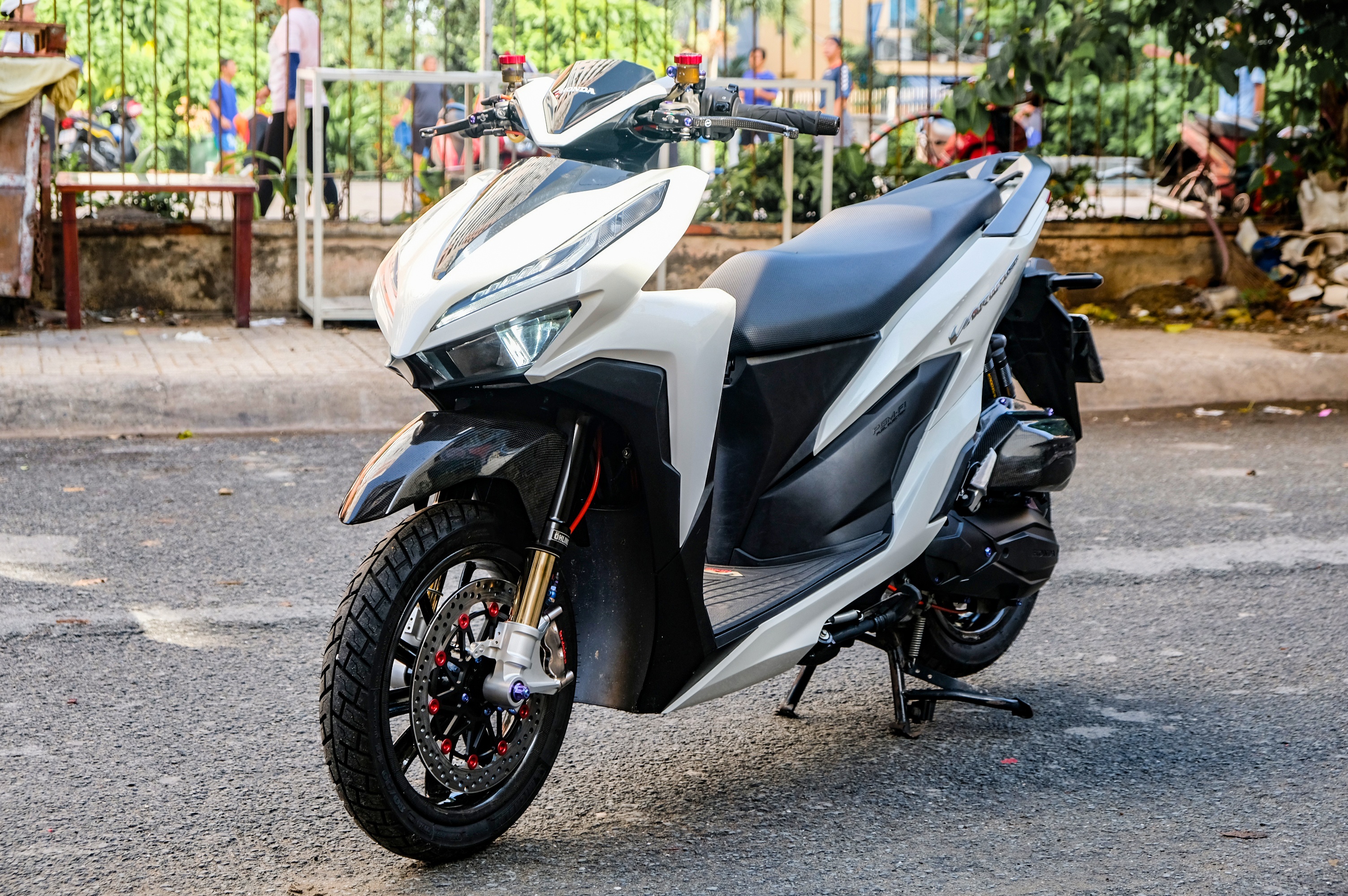 Biker Dong Thap chi hon 100 trieu do Honda Vario anh 1