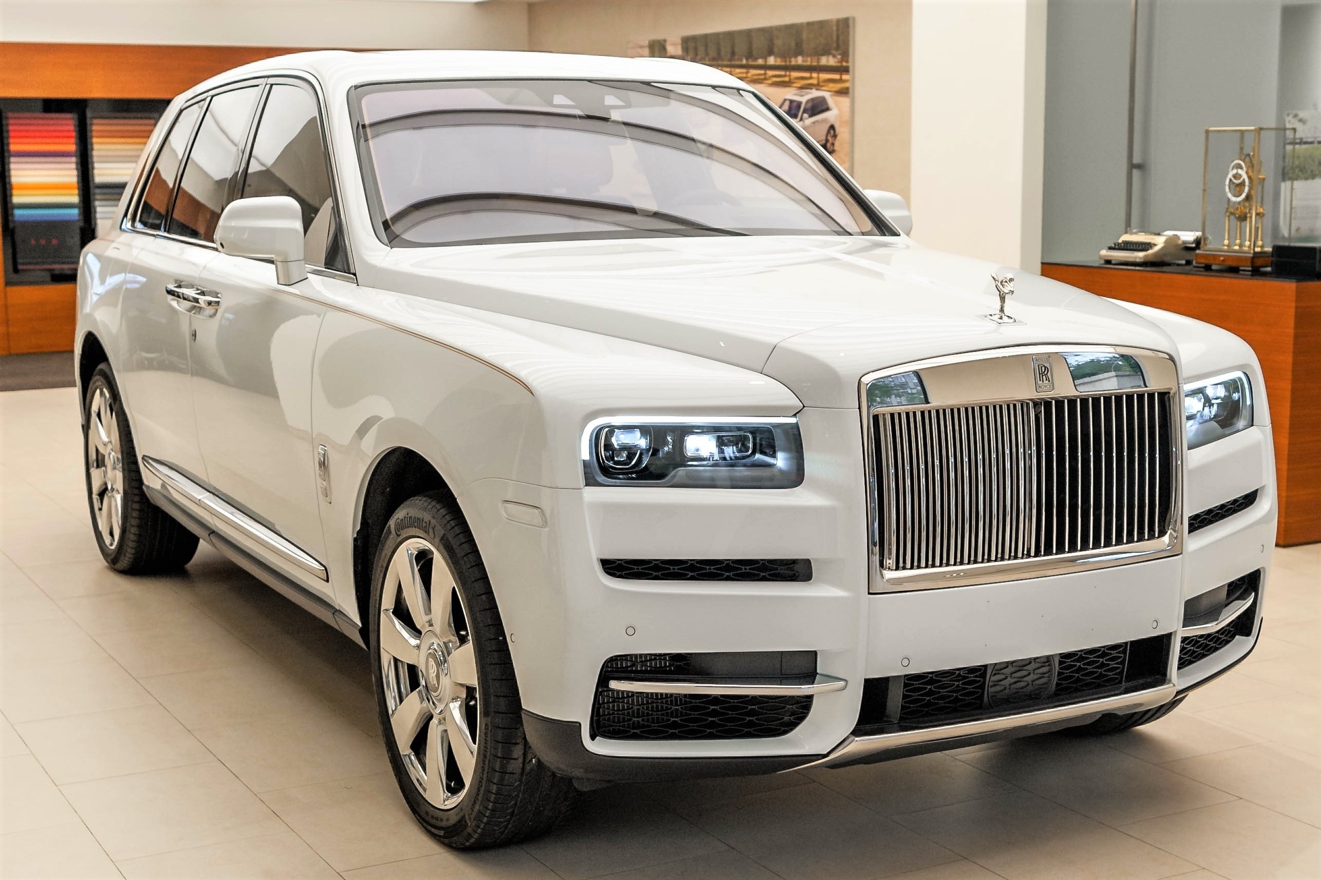 Rolls-Royce Cullinan dung dau danh sach SUV dat nhat the gioi hinh anh