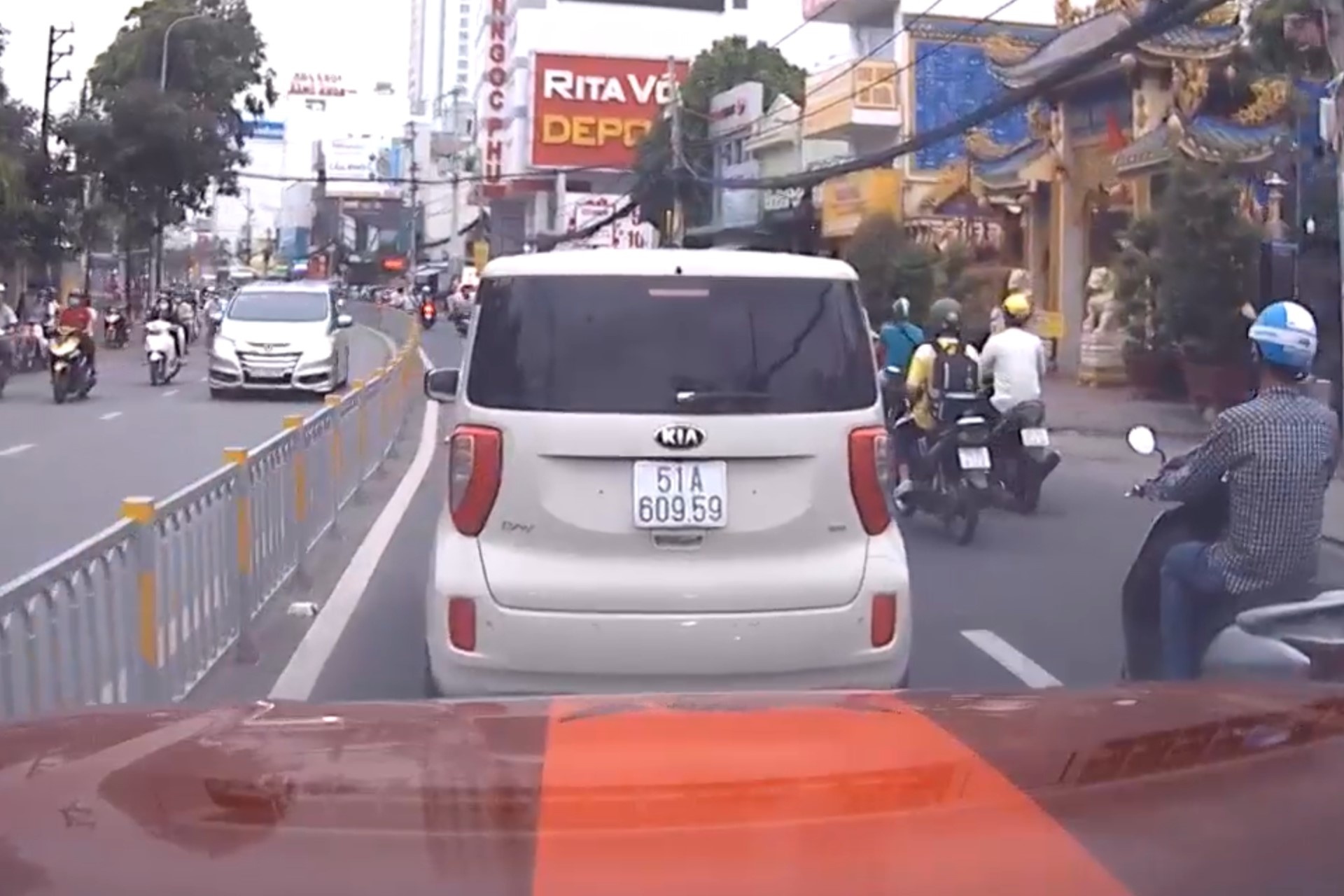 Oc Thanh Van bi xe phia sau vuot len chen ep vi lai oto cham tren pho hinh anh