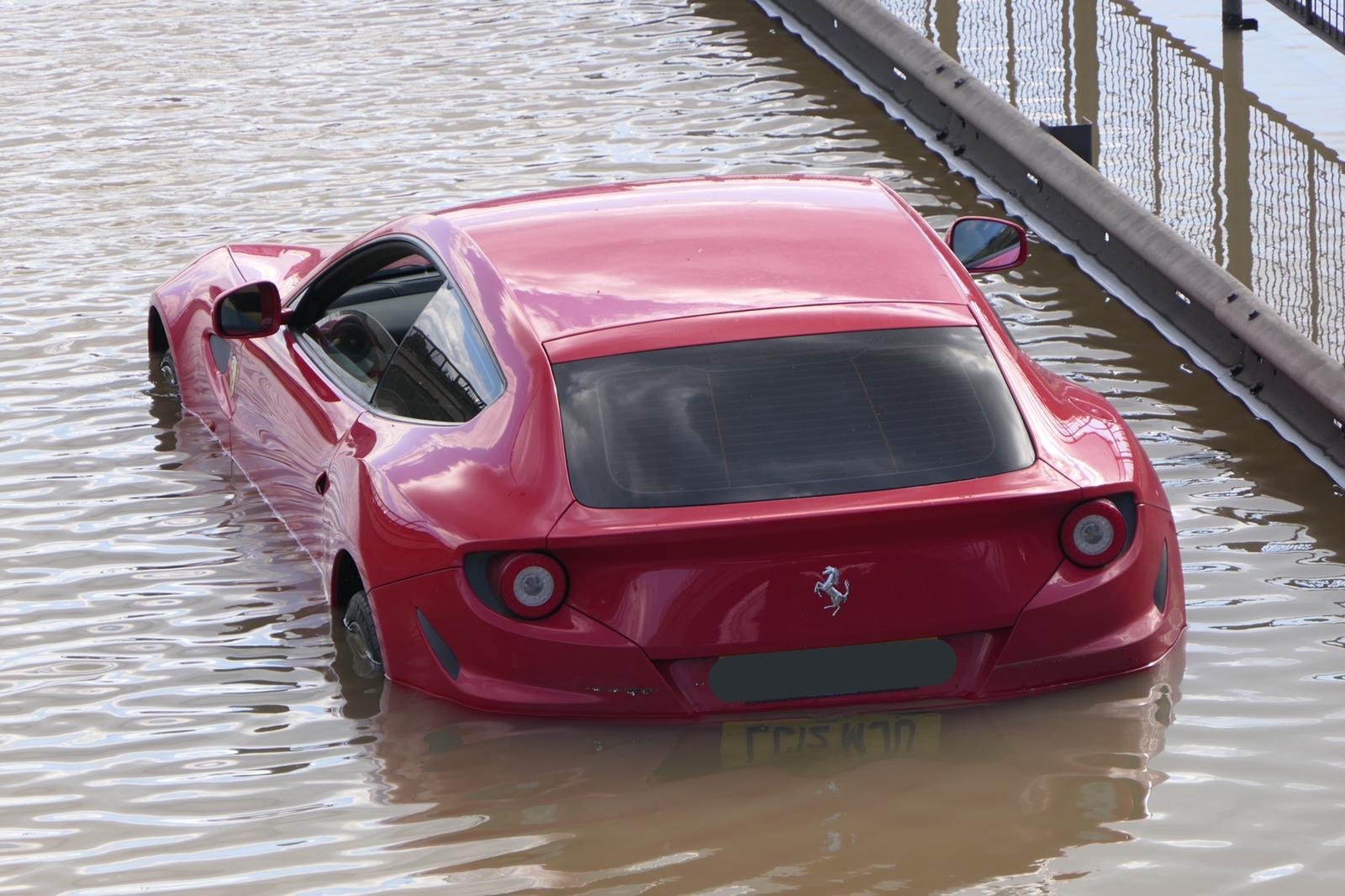 Siêu xe Ferrari bị ngập ảnh 1 Sieu xe Ferrari bi ngap anh 1