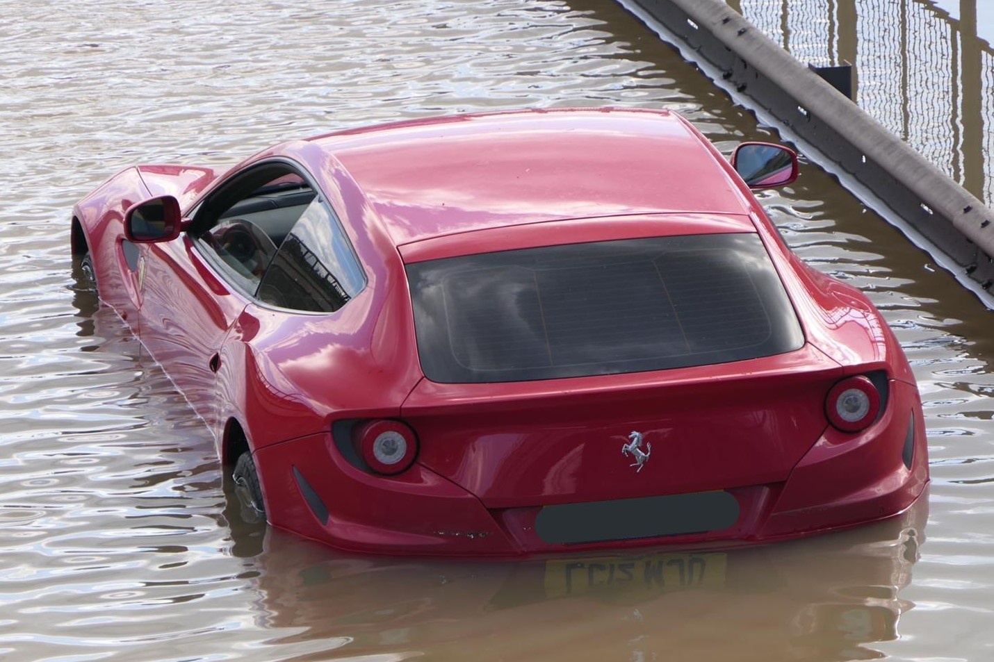 Sieu xe Ferrari FF nam lai o vung nuoc ngap tai London hinh anh