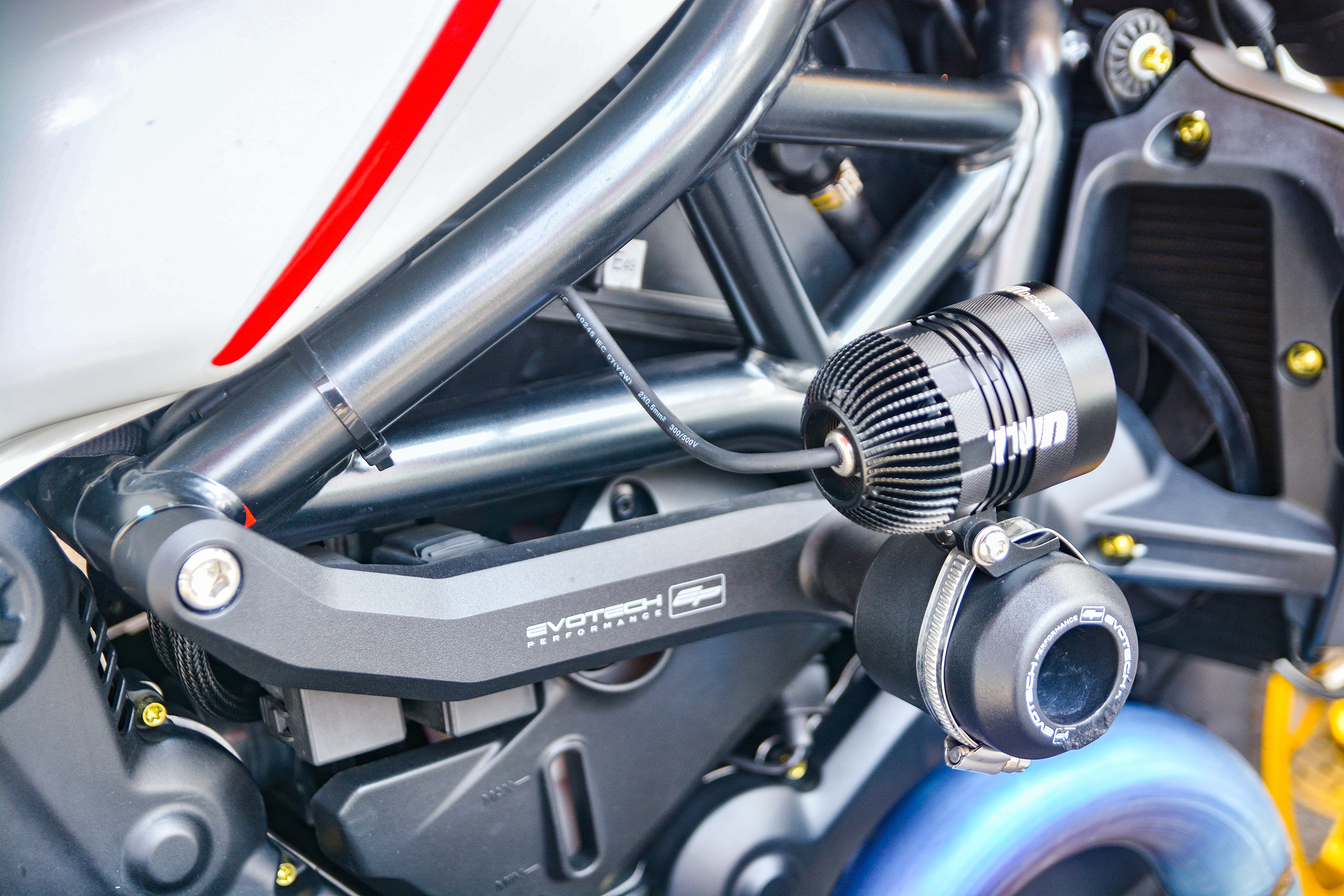 Ducati Monster 821 do len Monster 1200 anh 7