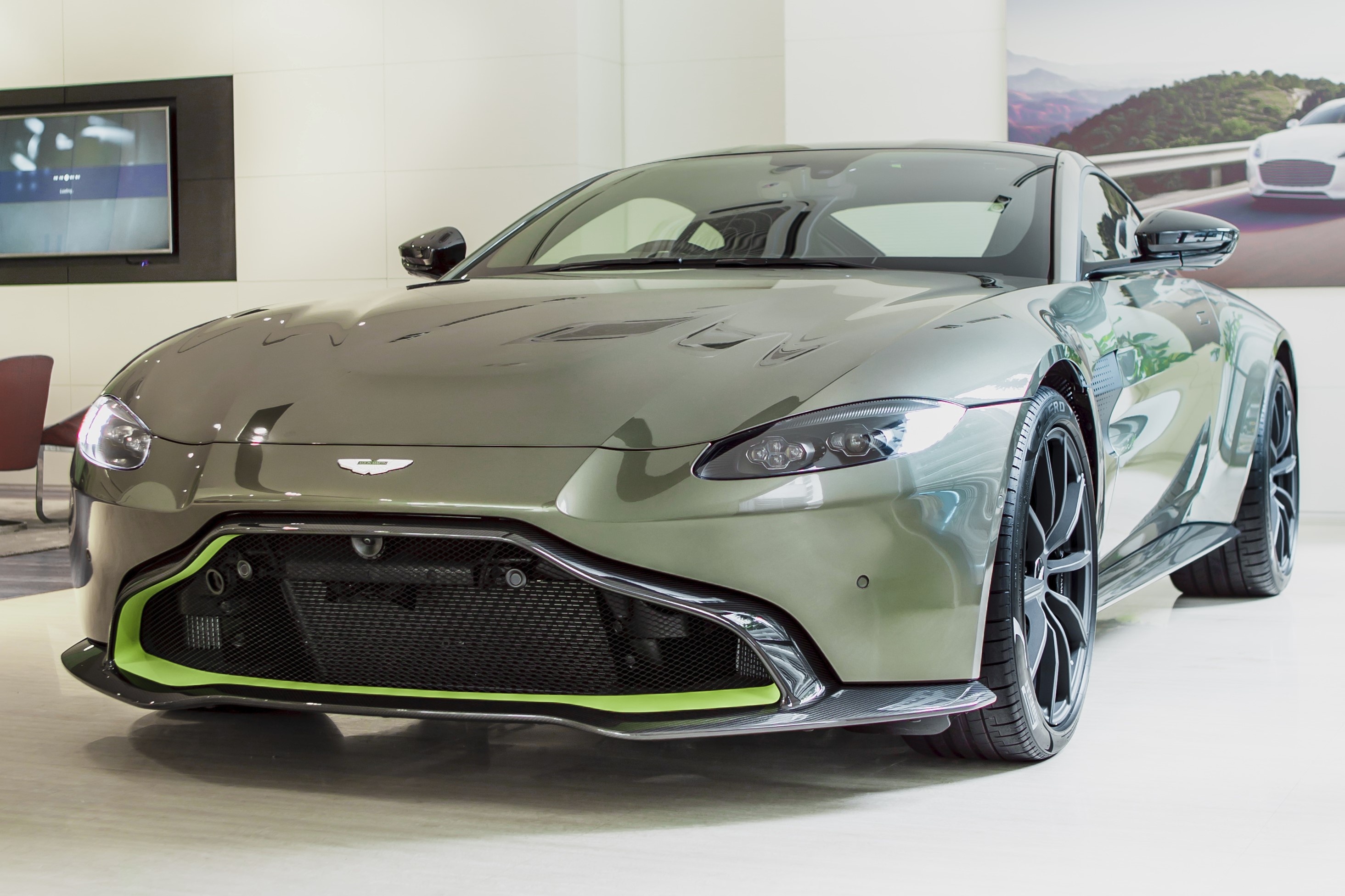 Aston Martin ra mat chiec Vantage AMR doc nhat tai Malaysia hinh anh