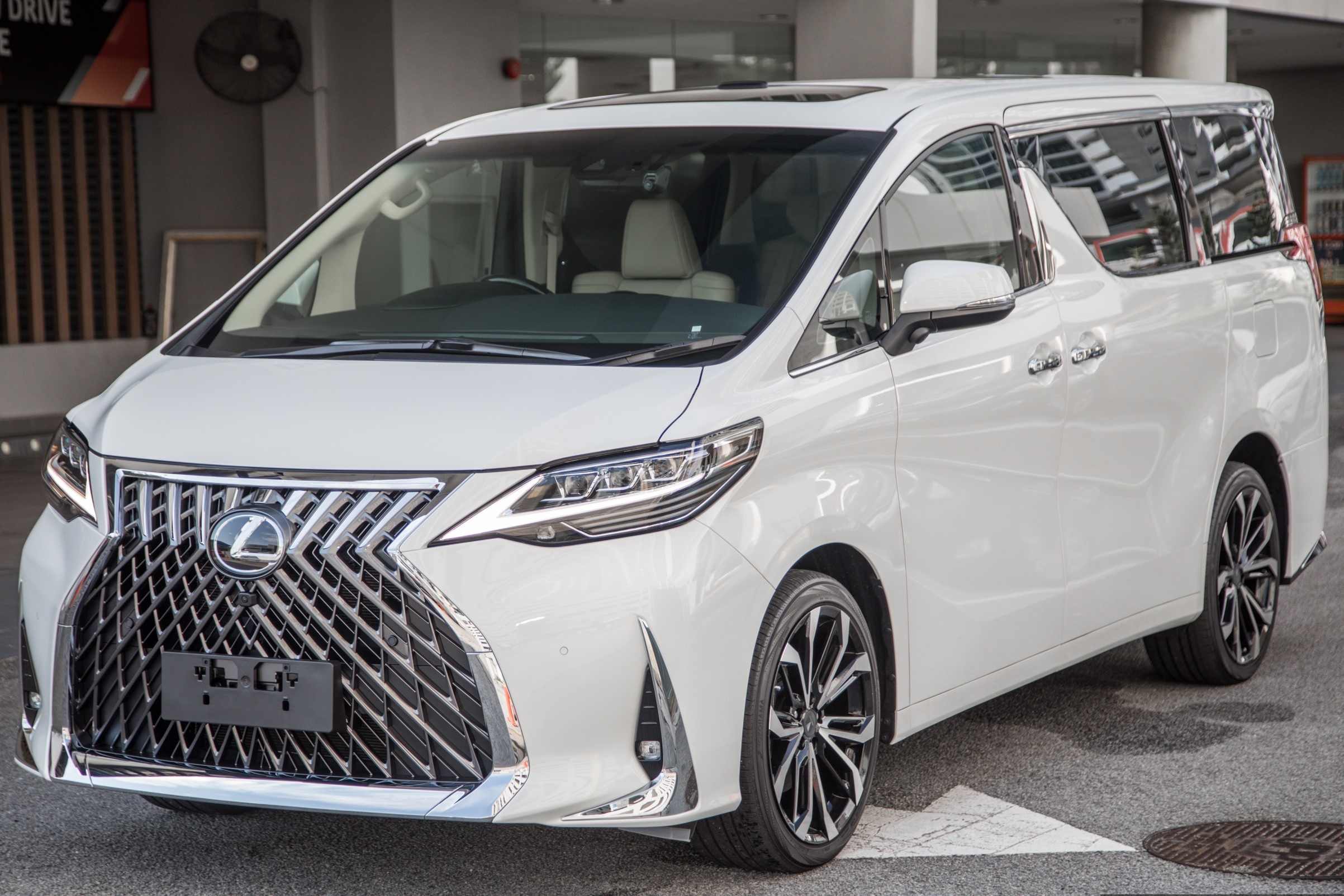 Toyota Alphard do thanh xe sang Lexus LM hinh anh