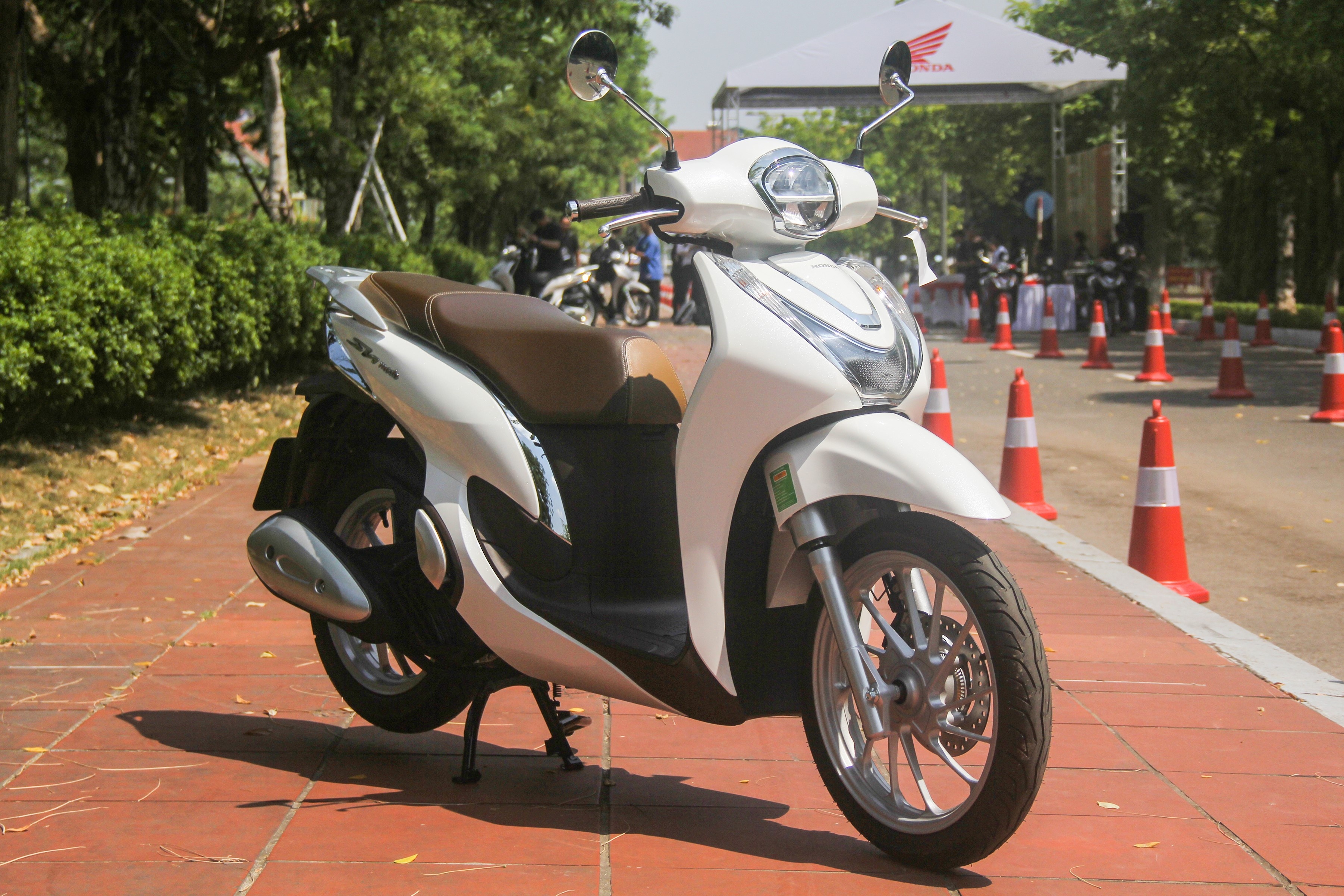 Dat hon 2 trieu, Honda SH Mode 2020 duoc nang cap gi so voi doi cu? hinh anh