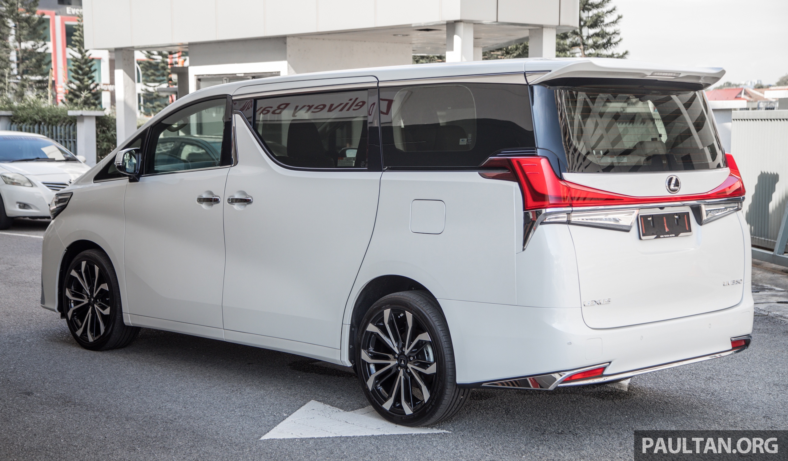 Toyota Alphard do thanh Lexus LM anh 2
