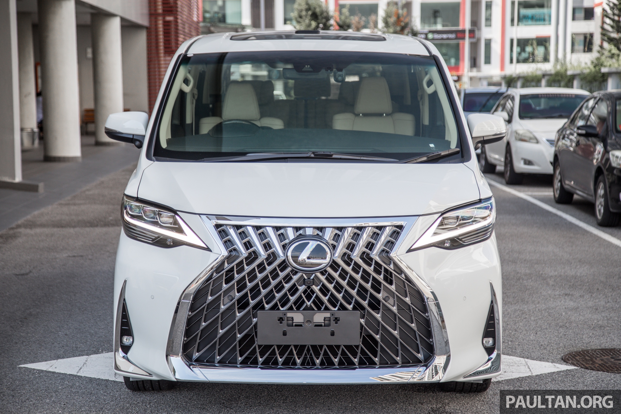 Toyota Alphard do thanh Lexus LM anh 3