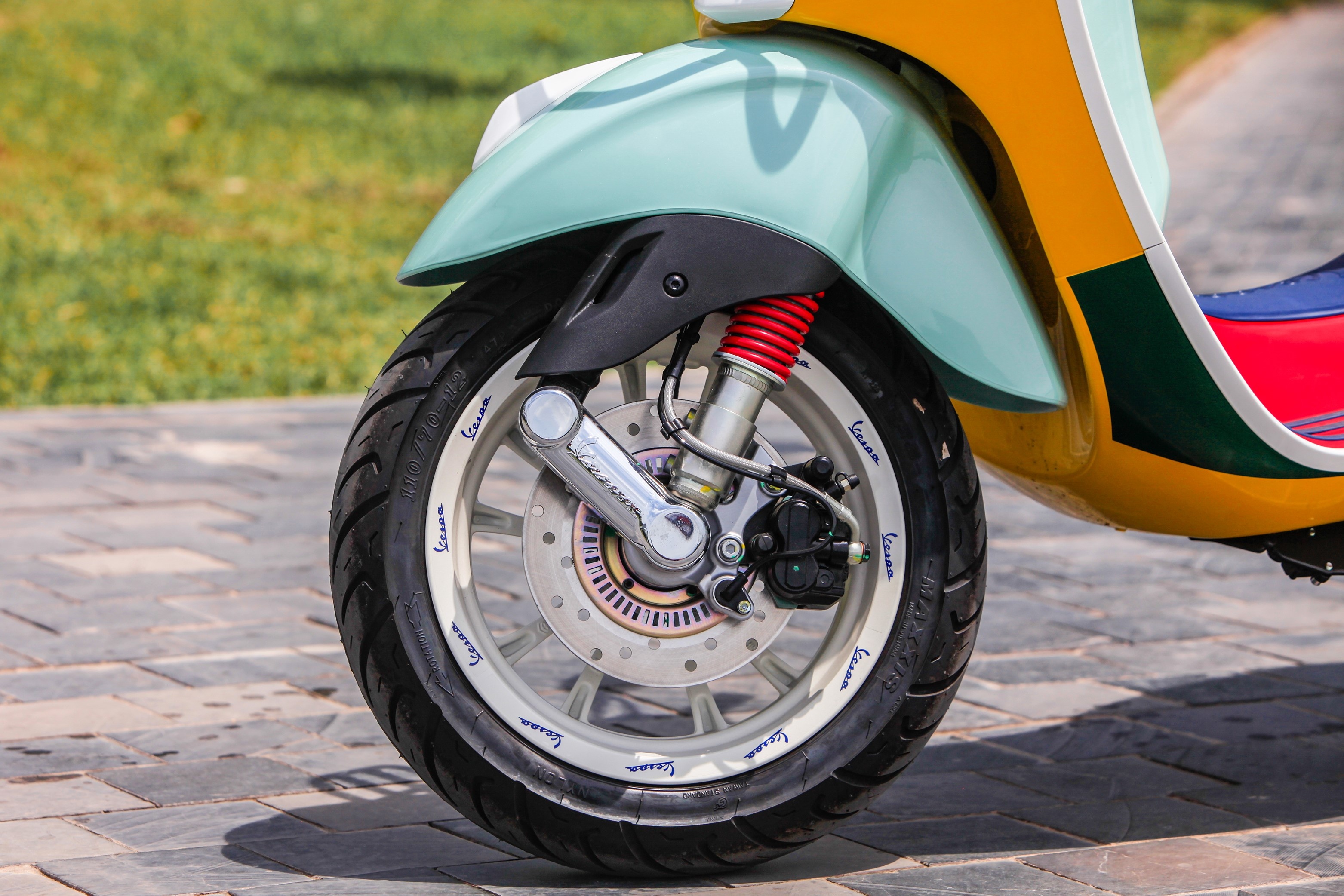 Chi tiết Vespa Primavera Sean Wotherspoon tại Việt Nam ảnh 14 Chi tiet Vespa Primavera Sean Wotherspoon tai Viet Nam anh 14