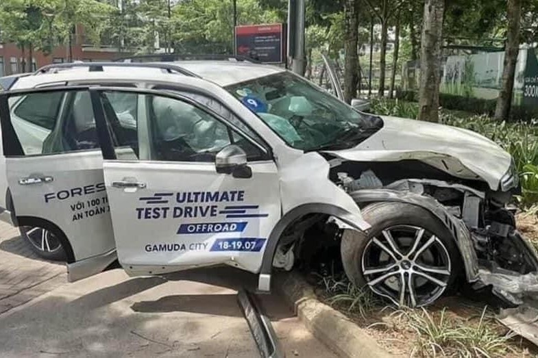 Subaru Forester đâm xe ảnh 1 Subaru Forester dam xe anh 1