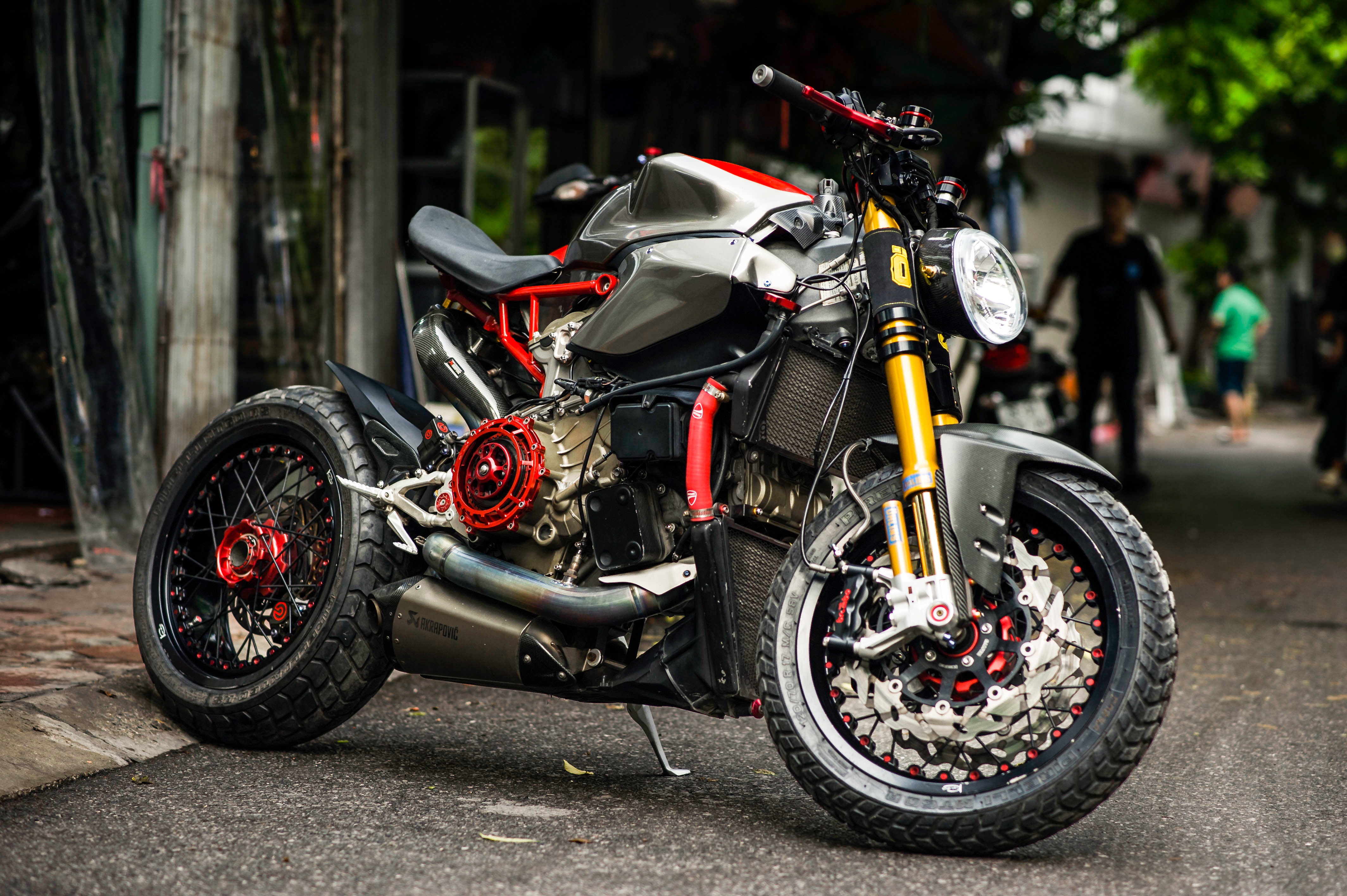 Ducati 1199 Panigale S do cafe racer anh 2