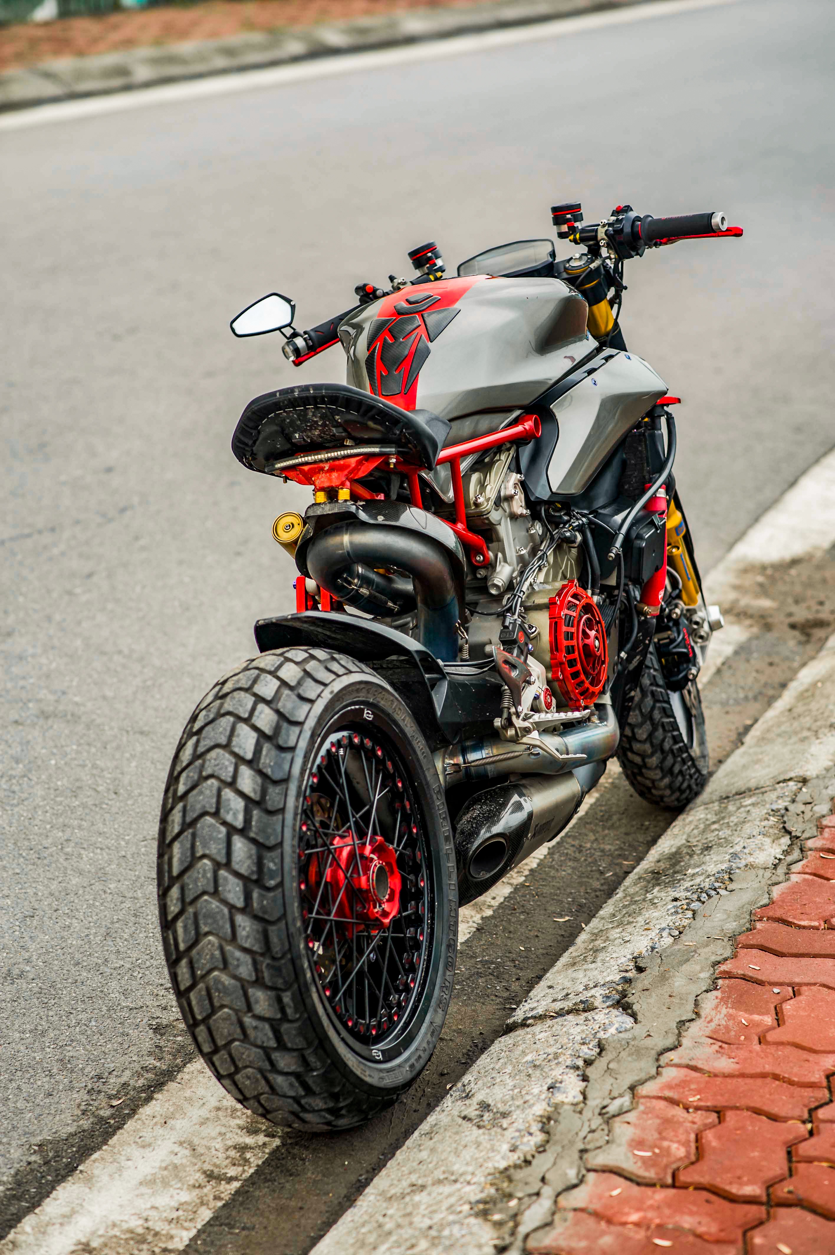 Ducati 1199 Panigale S do cafe racer anh 3