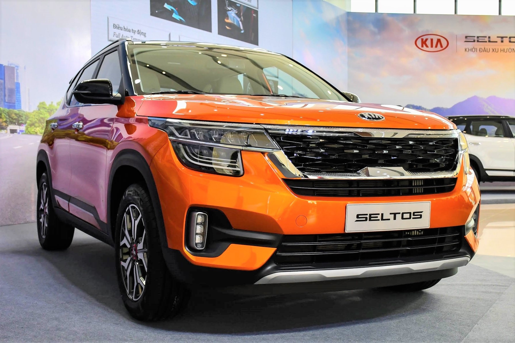 Hon 700 trieu, chon Kia Seltos 1.4 Premium hay Hyundai Kona 1.6 Turbo? hinh anh