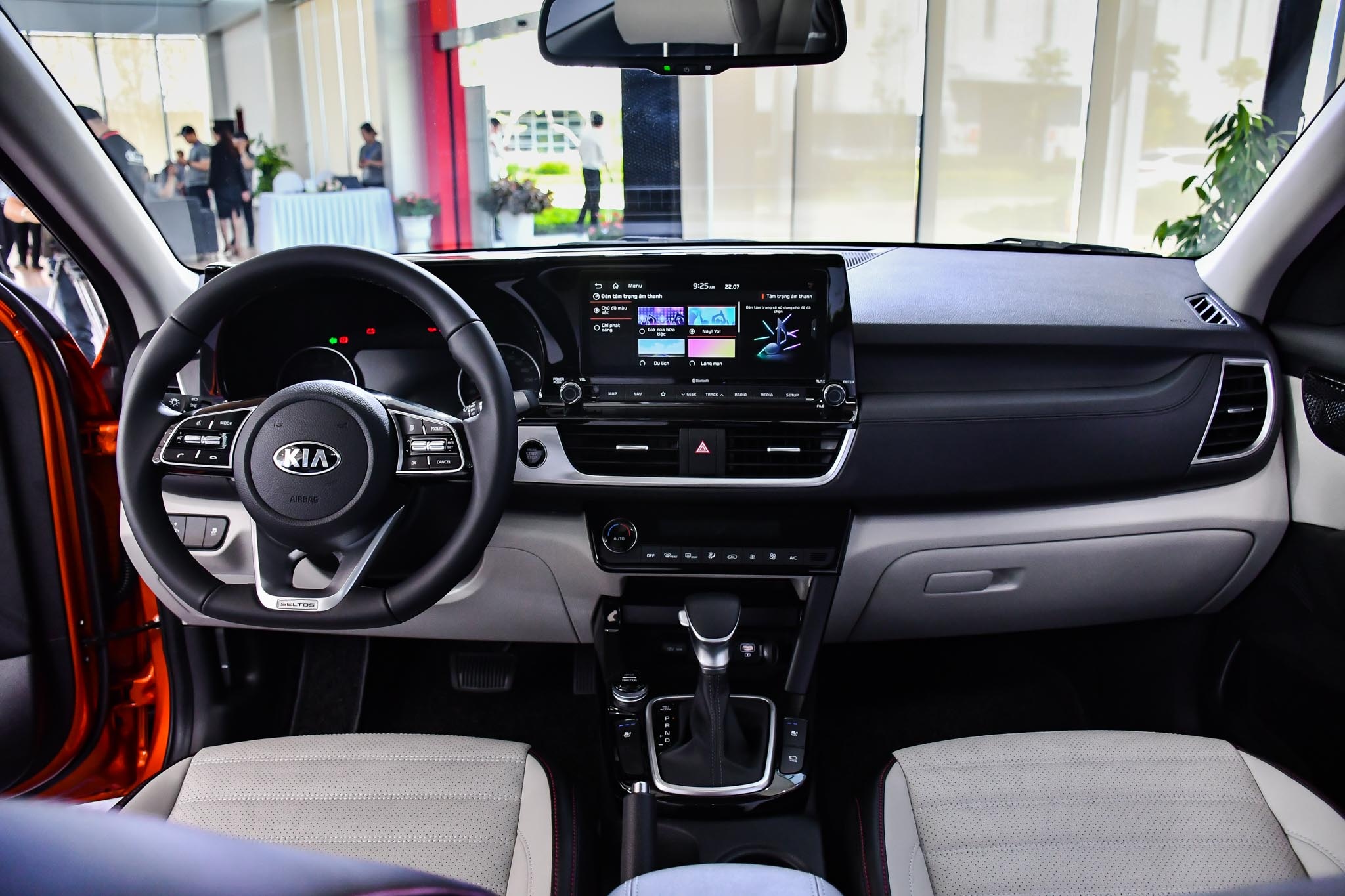 Chọn Kia Seltos 1.4 Premium hay Hyundai Kona 1.6 Turbo? ảnh 9 Chon Kia Seltos 1.4 Premium hay Hyundai Kona 1.6 Turbo? anh 9