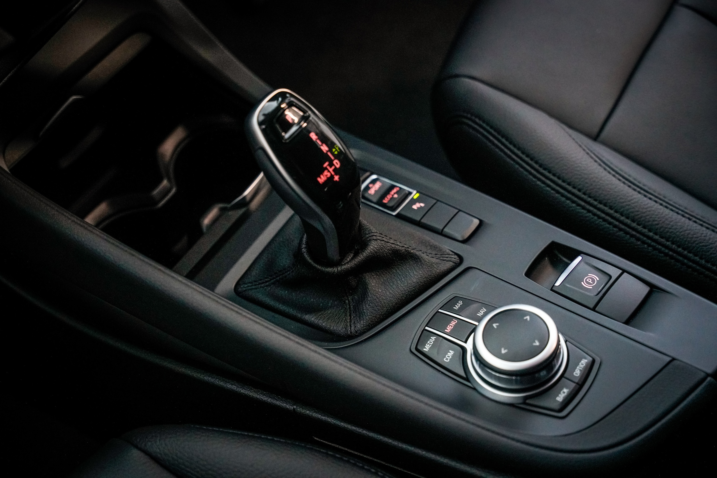 BMW X1 sDrive18i 2020 ra mat Malaysia anh 8