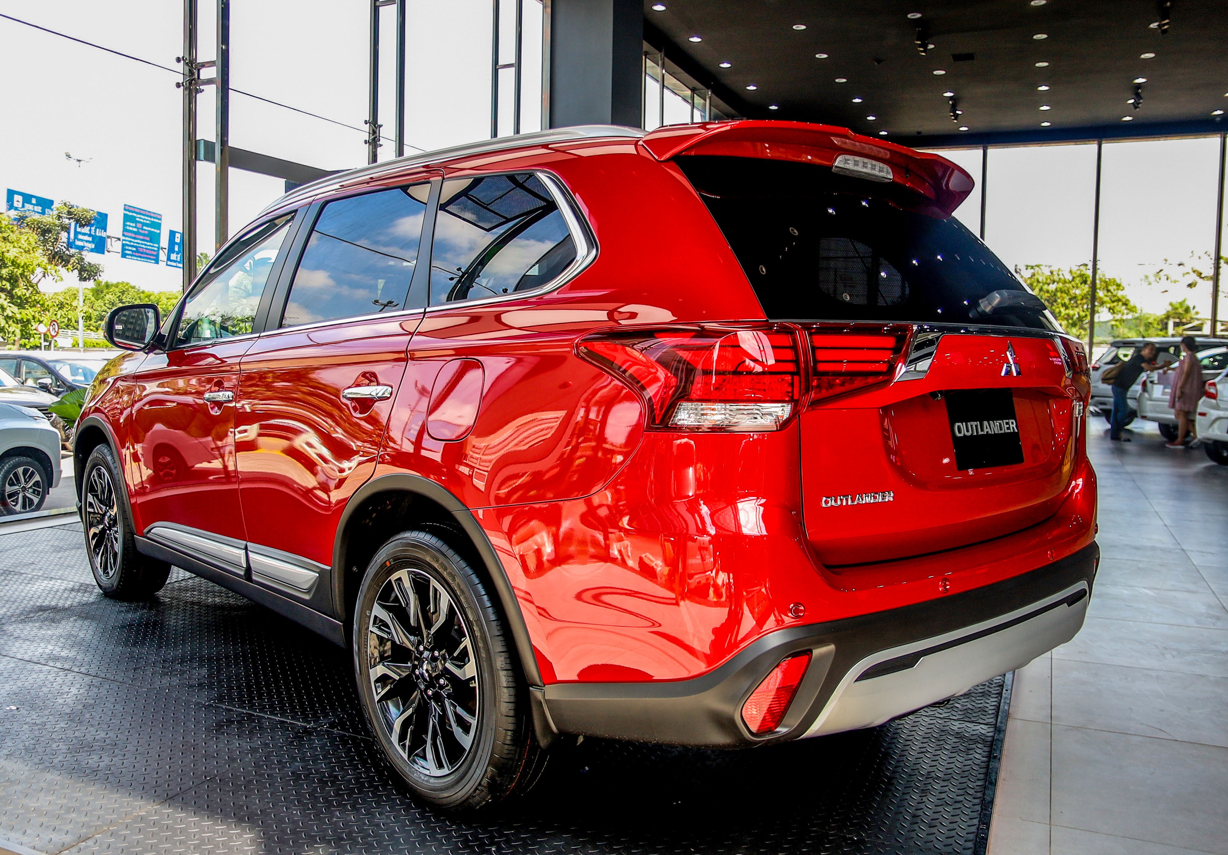 Mitsubishi Outlander 2.4 CVT Premium ra mat VN anh 6