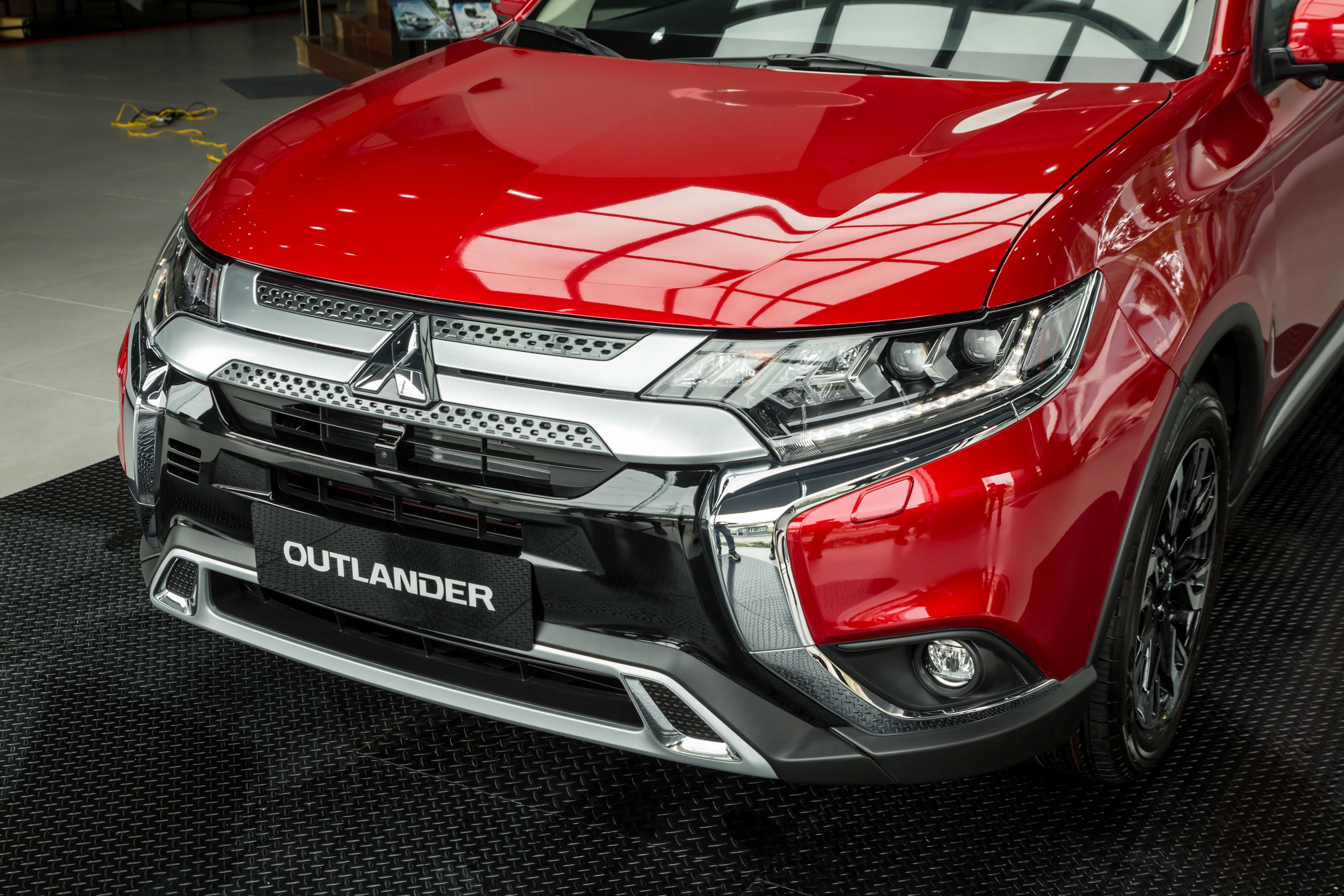 Mitsubishi Outlander 2.4 CVT Premium ra mat VN anh 12