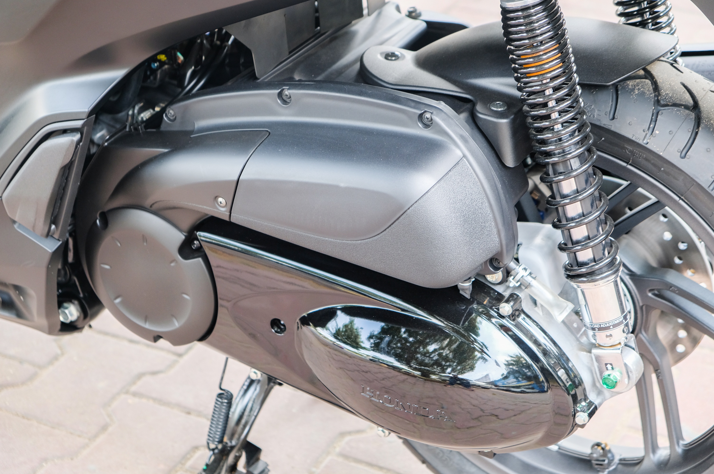 Chi tiet Honda SH 300i Total Black Edition anh 10