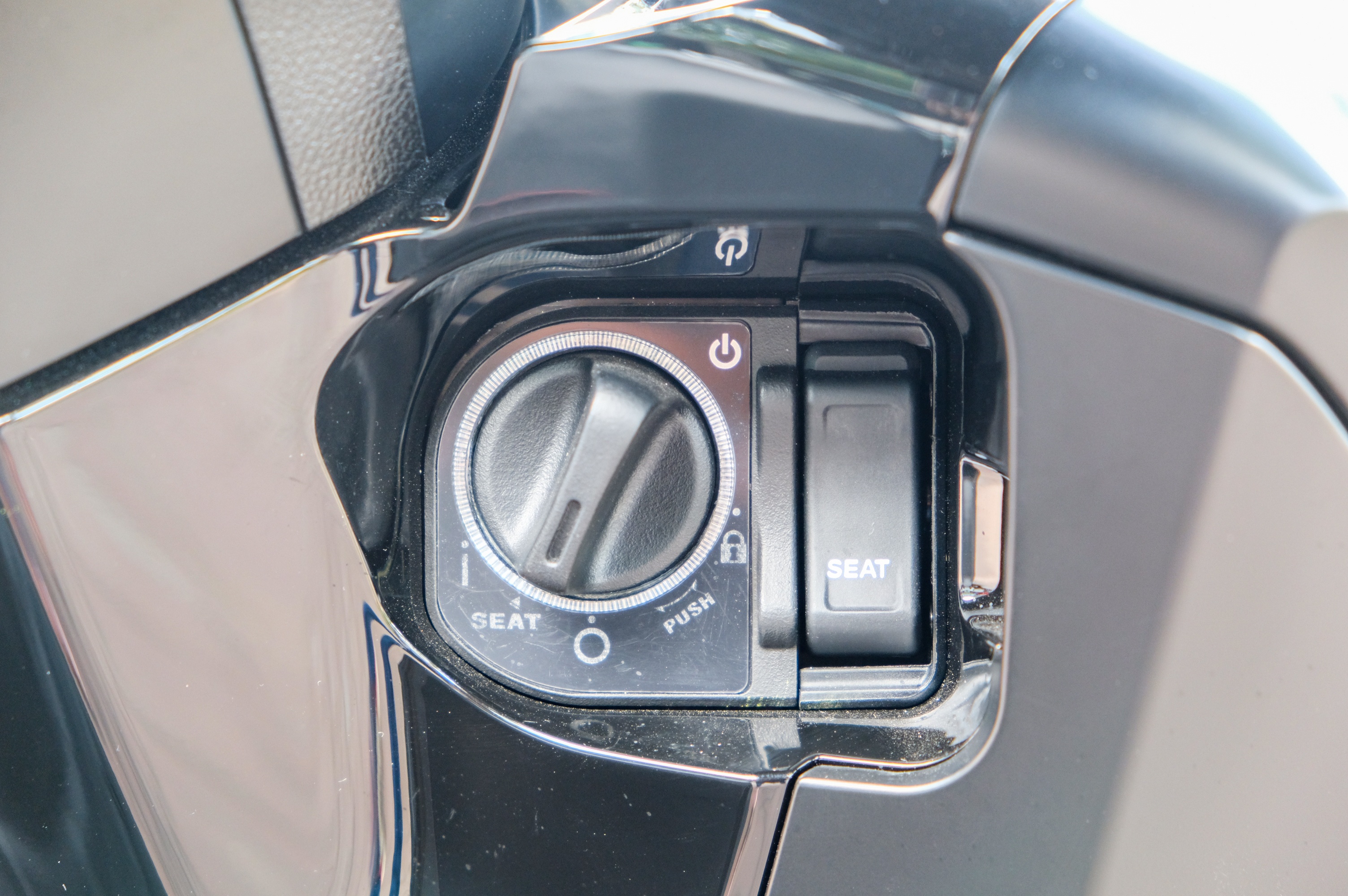 Chi tiet Honda SH 300i Total Black Edition anh 9