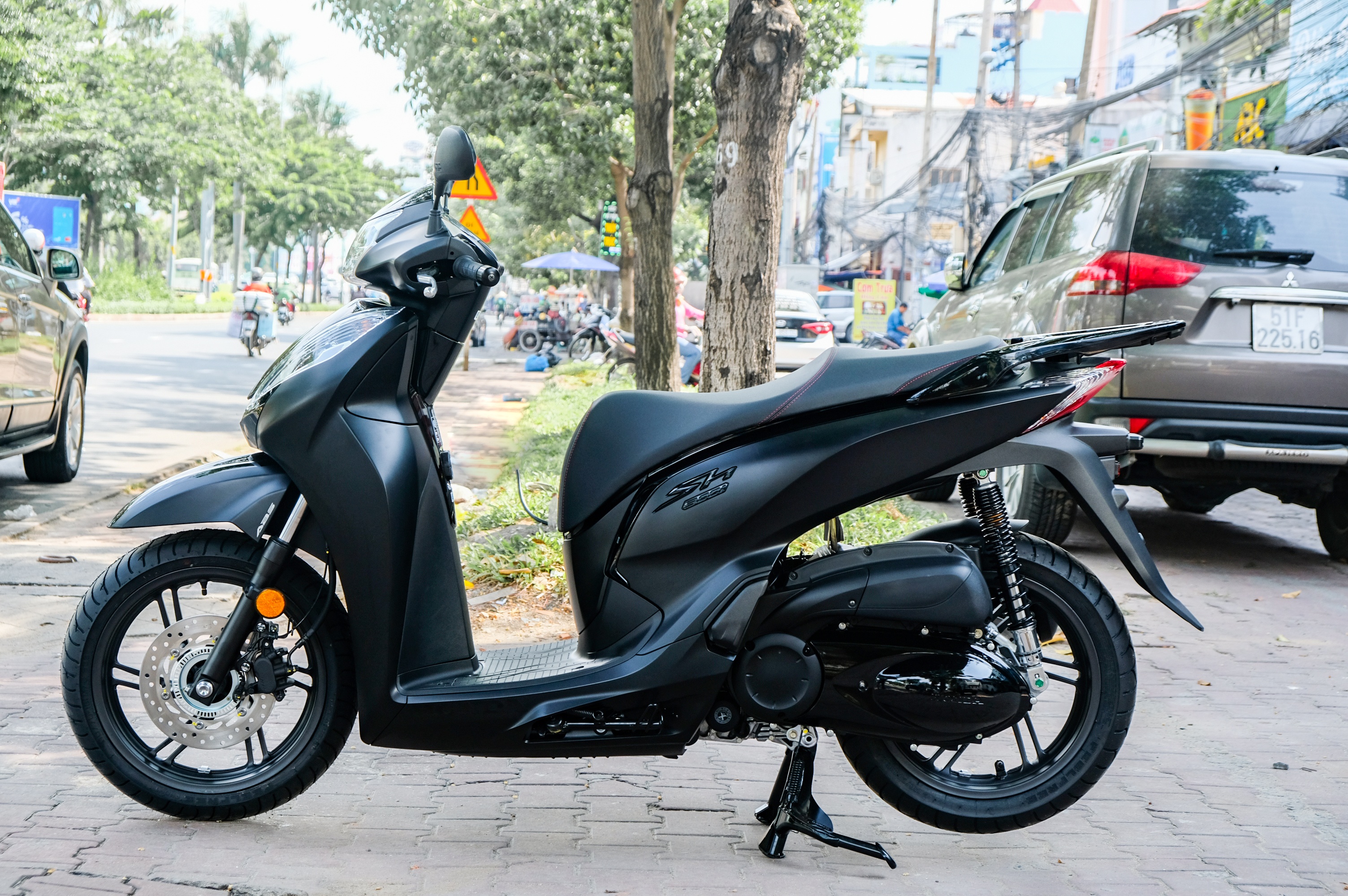 Chi tiet Honda SH 300i Total Black Edition anh 2