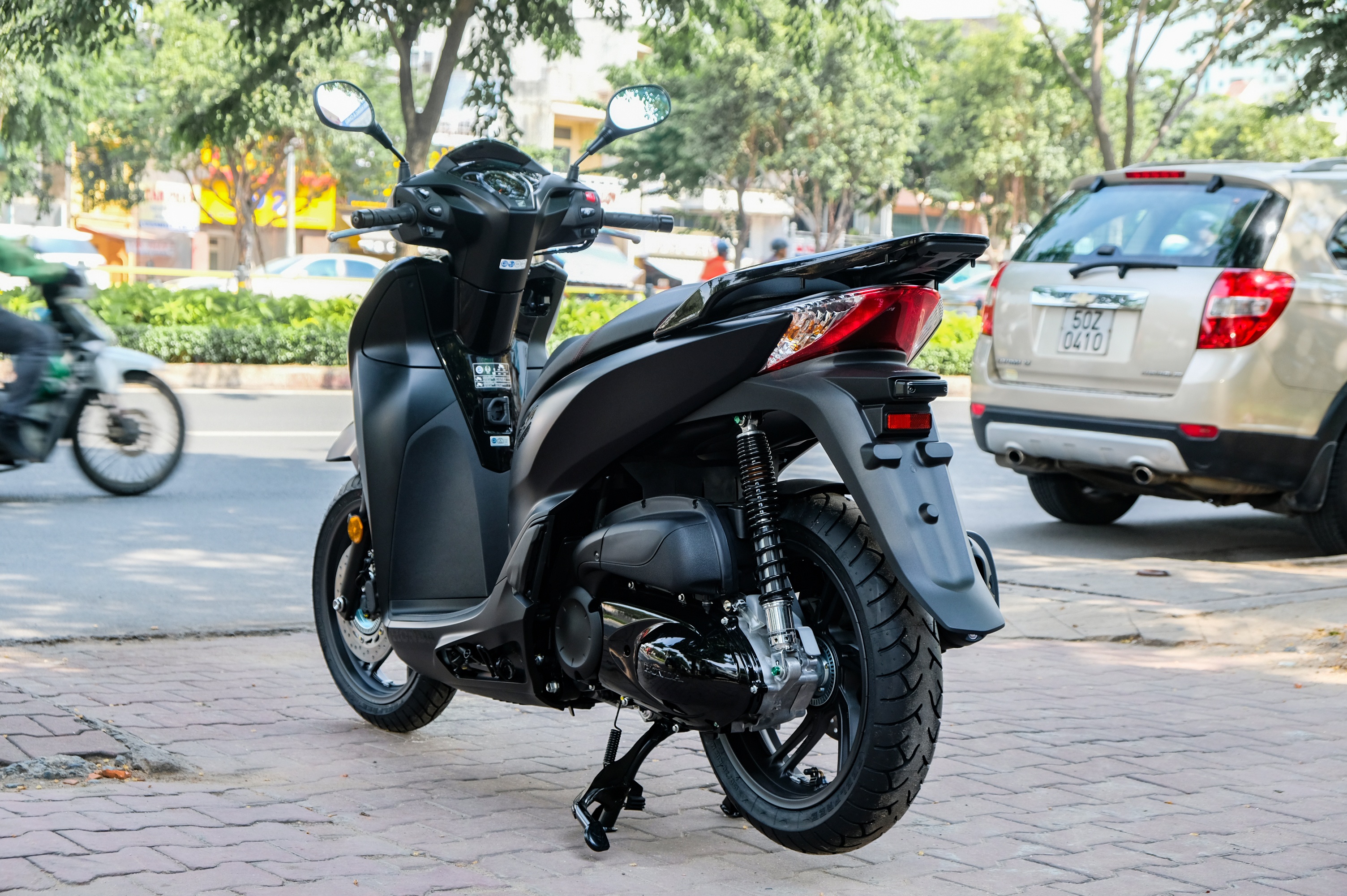 Chi tiet Honda SH 300i Total Black Edition anh 3