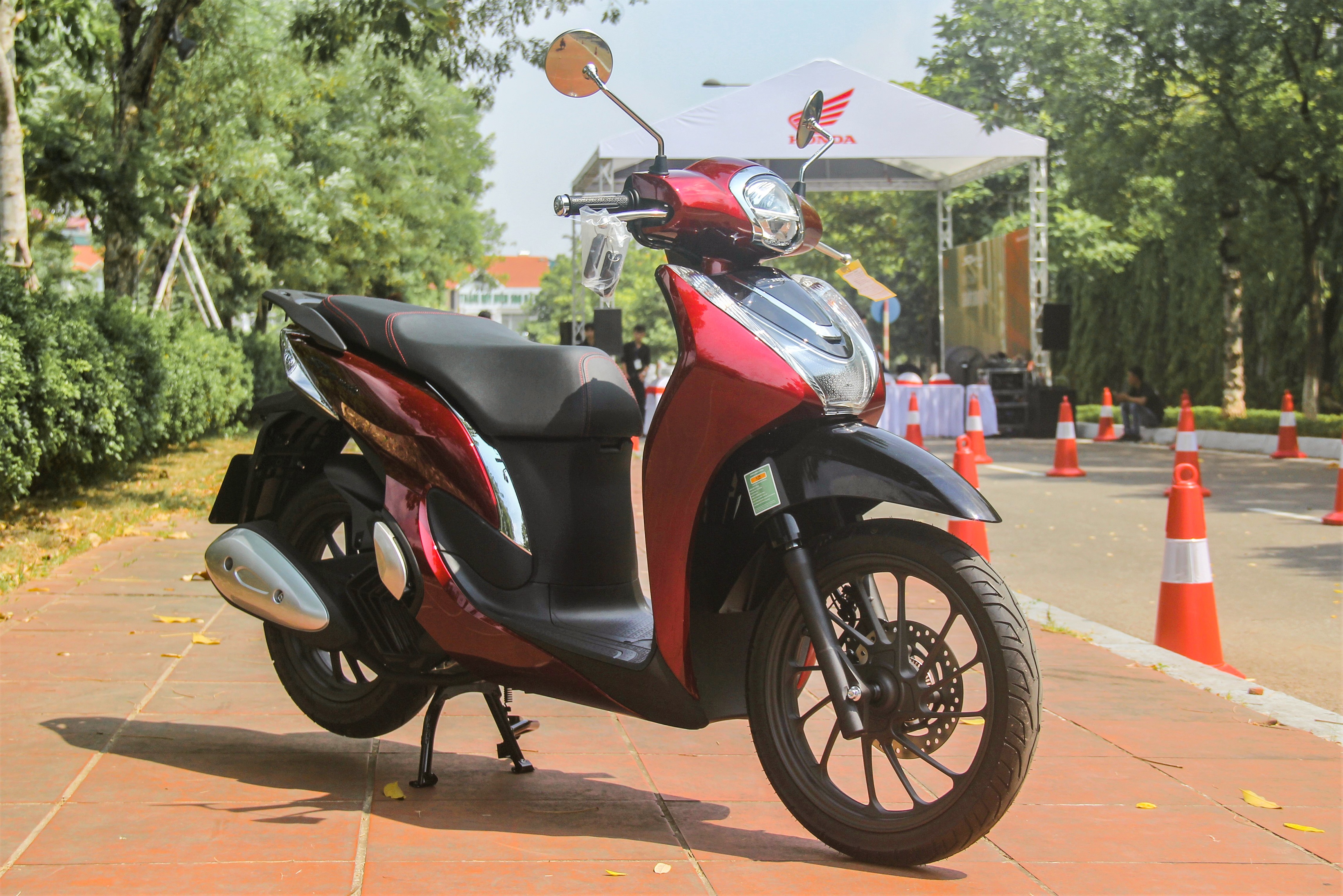 Honda SH Mode 2020 tang gia 14 trieu sau khi ve dai ly hinh anh