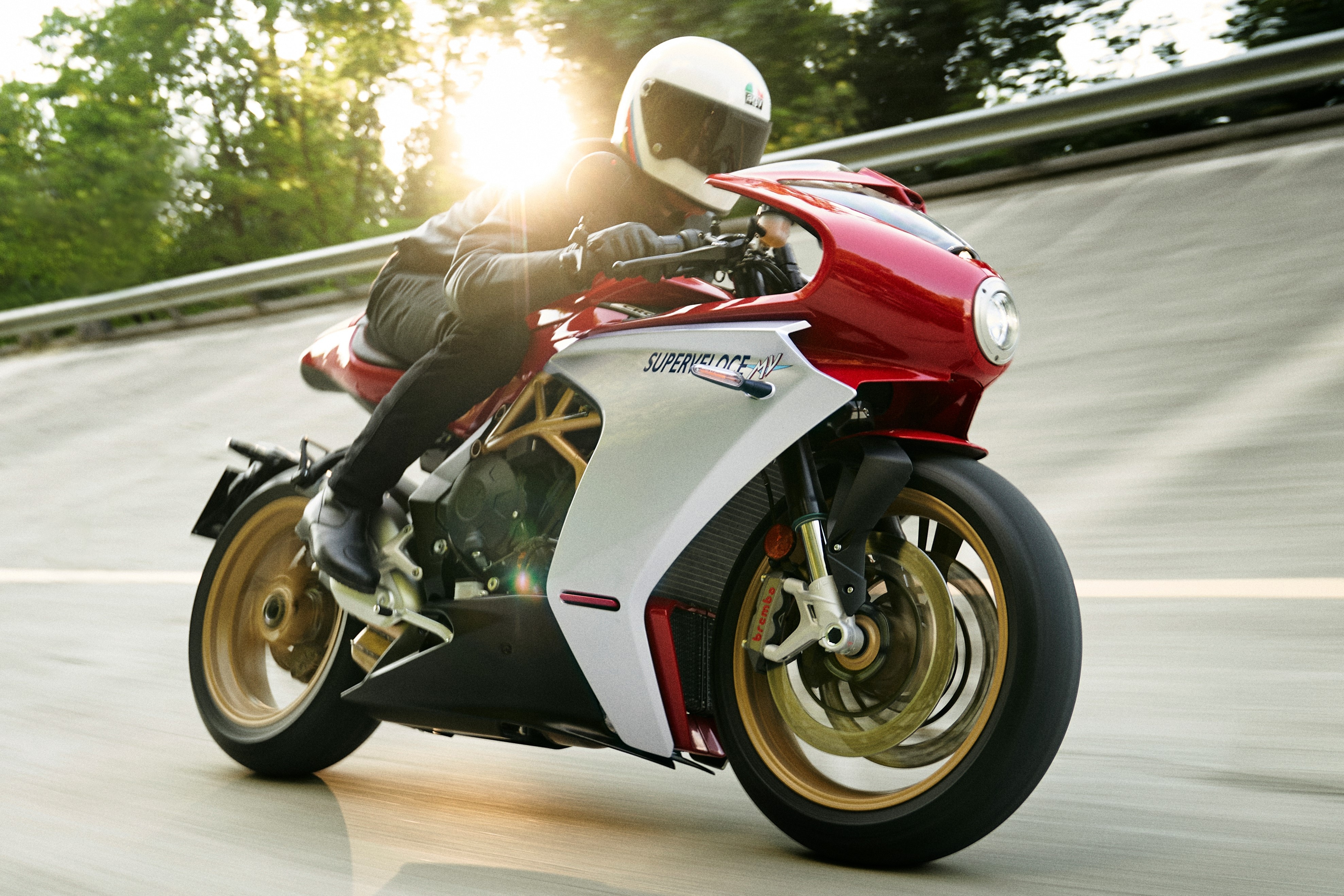 MV Agusta Superveloce 800 ra mat - sportbike kieu dang co dien hinh anh