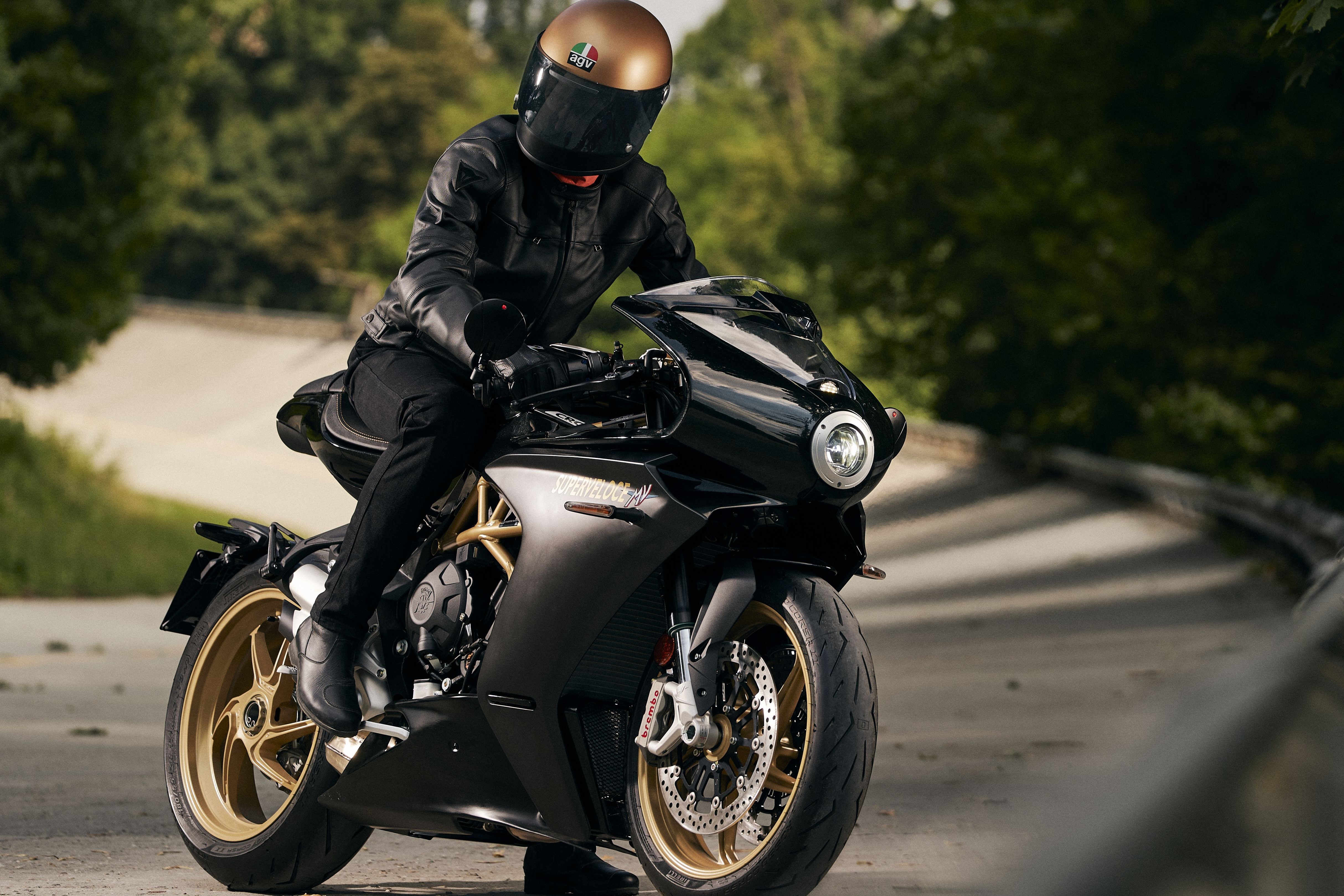 MV Agusta Superveloce 800 ra mắt châu Âu ảnh 1 MV Agusta Superveloce 800 ra mat chau Au anh 1
