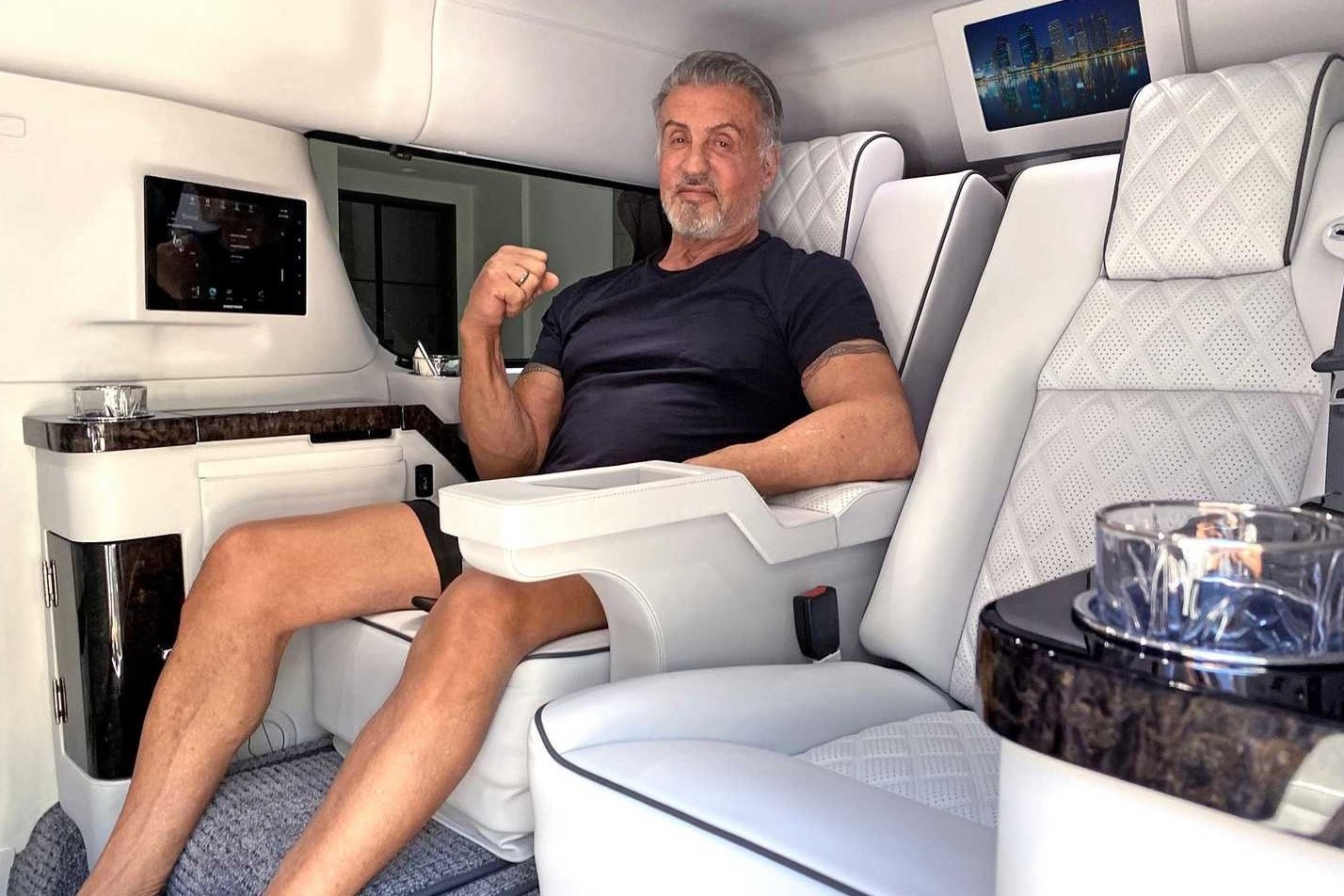 Ngoi sao phim 'Rambo' rao ban Cadillac Escalade ESV anh 8