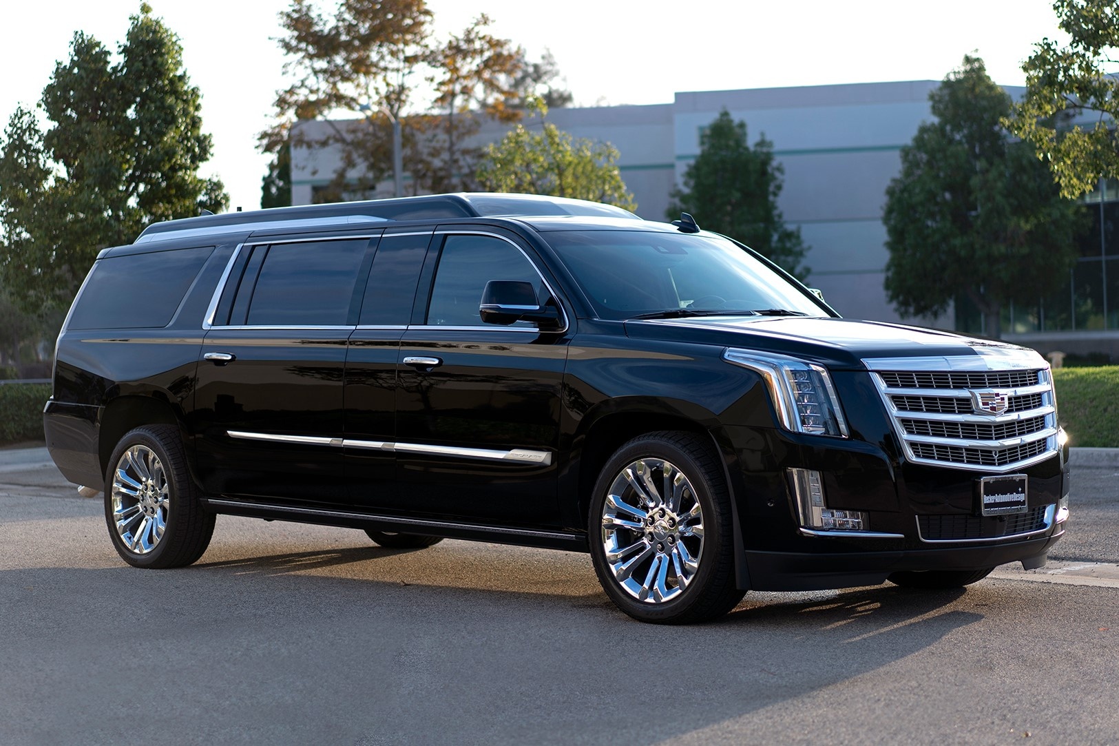 Ngoi sao phim 'Rambo' rao ban Cadillac Escalade ESV gia 350.000 USD hinh anh