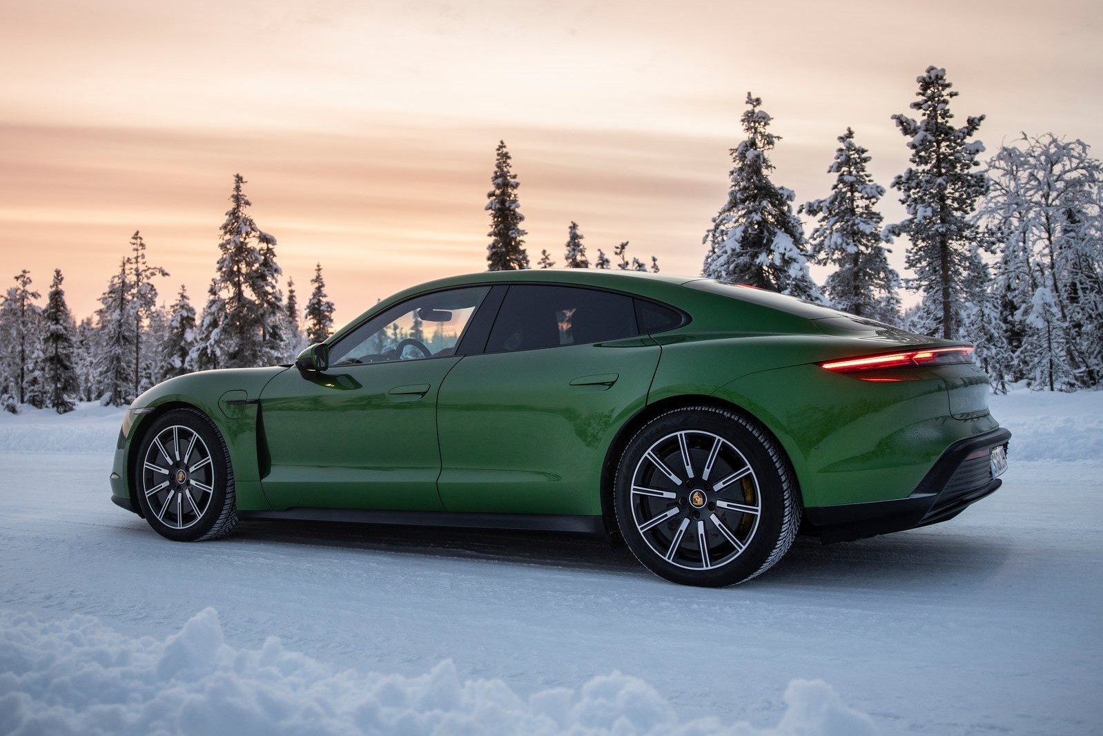 Porsche Taycan 2021 bo sung nhieu cong nghe anh 10