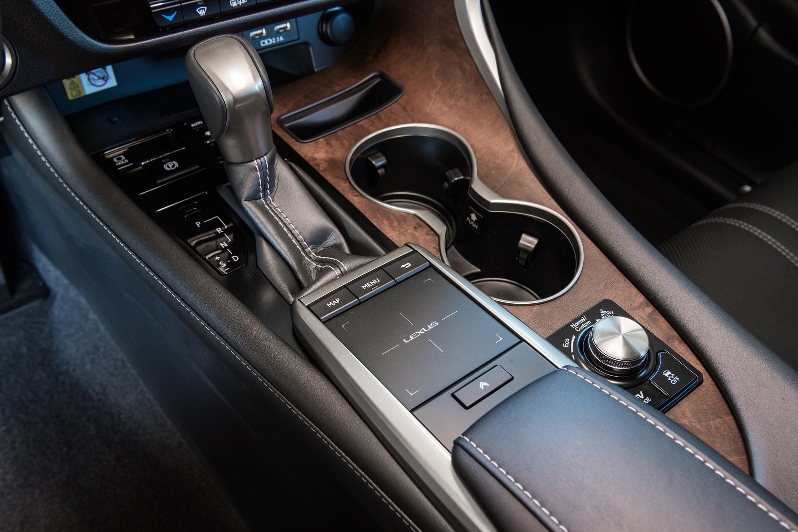 Lexus ra mat phien ban gioi han RX Black Line anh 6