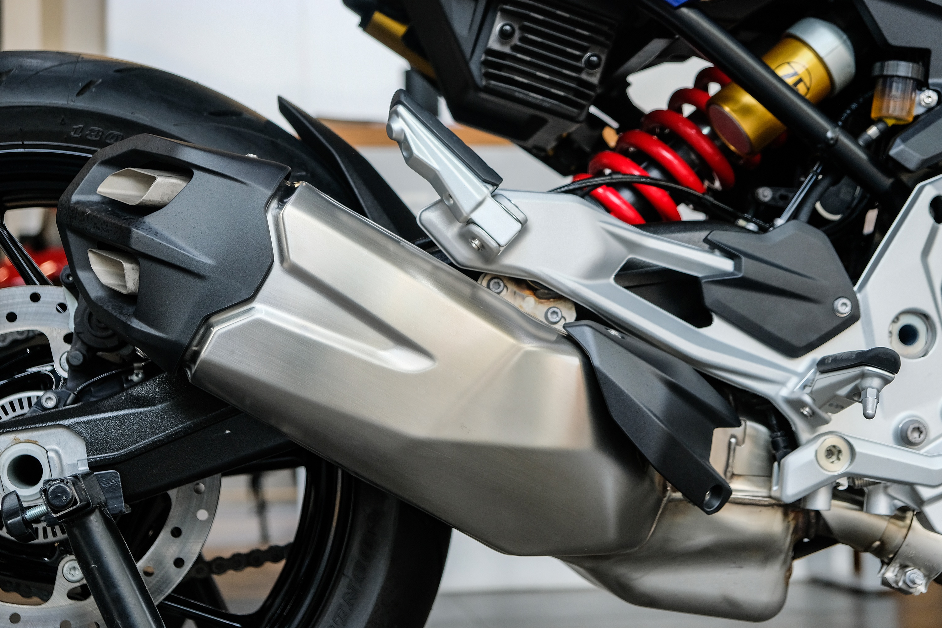 Chi tiet BMW F 900 R tai Viet Nam anh 10