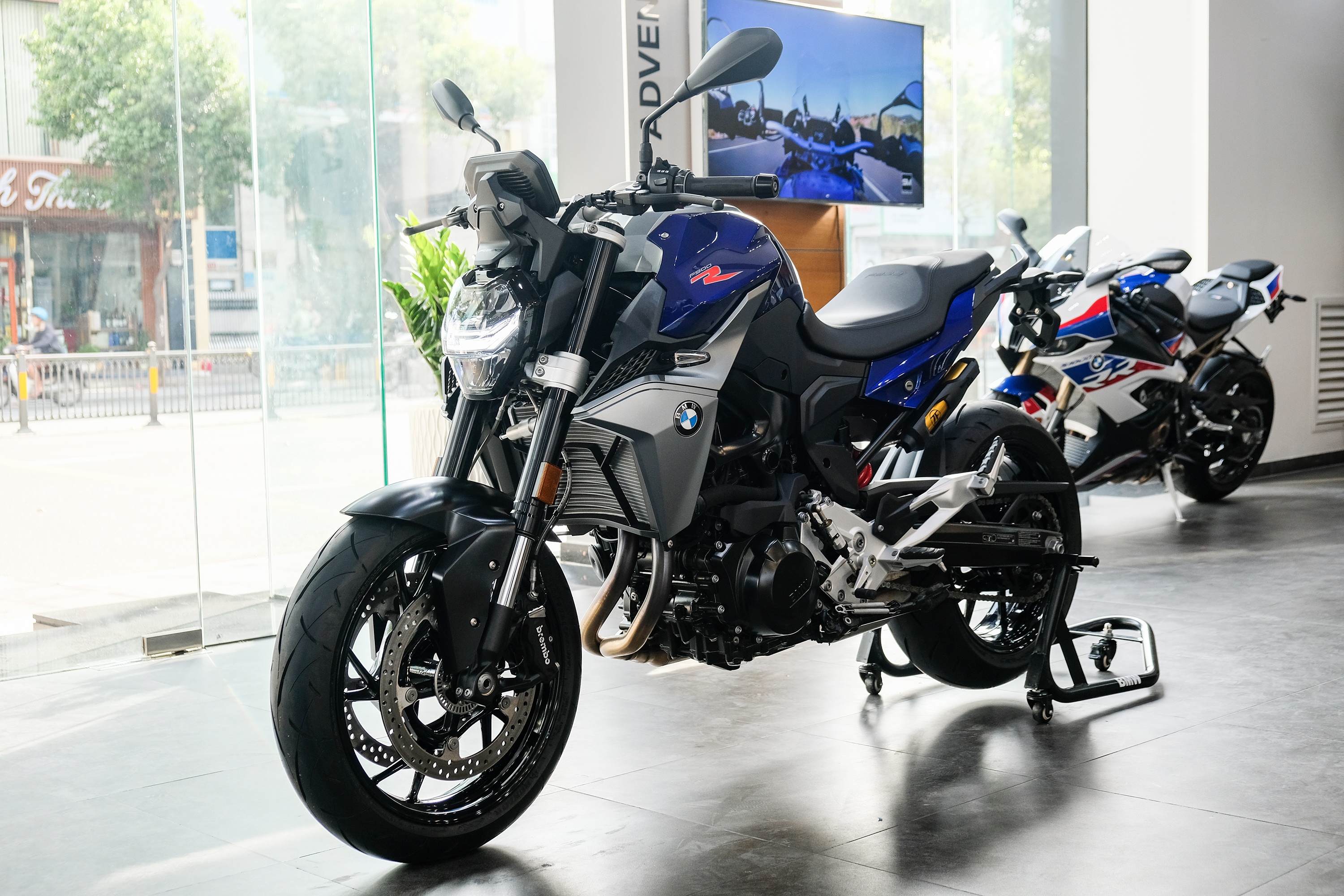 Chi tiet BMW F 900 R tai Viet Nam anh 1