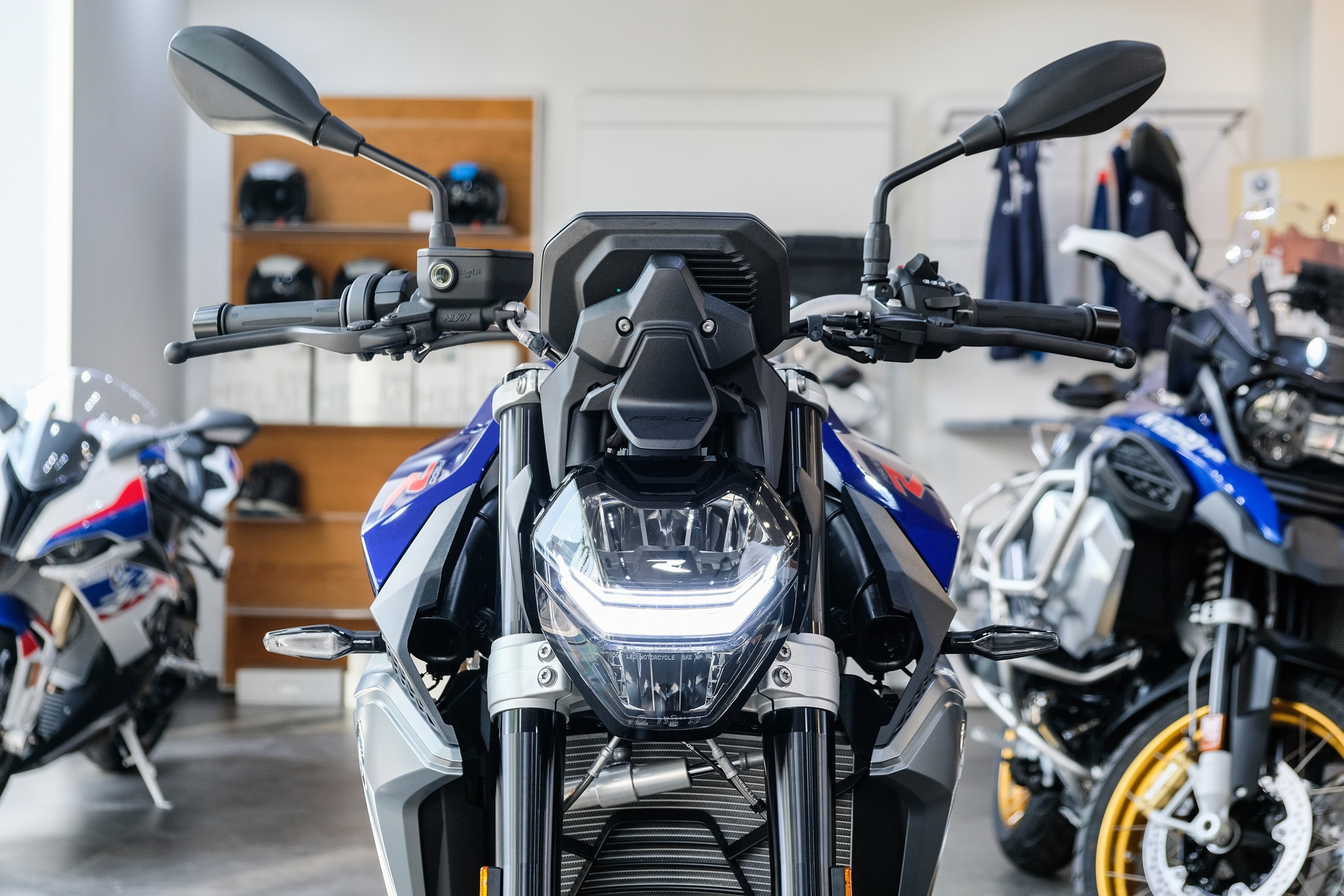 Chi tiet BMW F 900 R tai Viet Nam anh 4