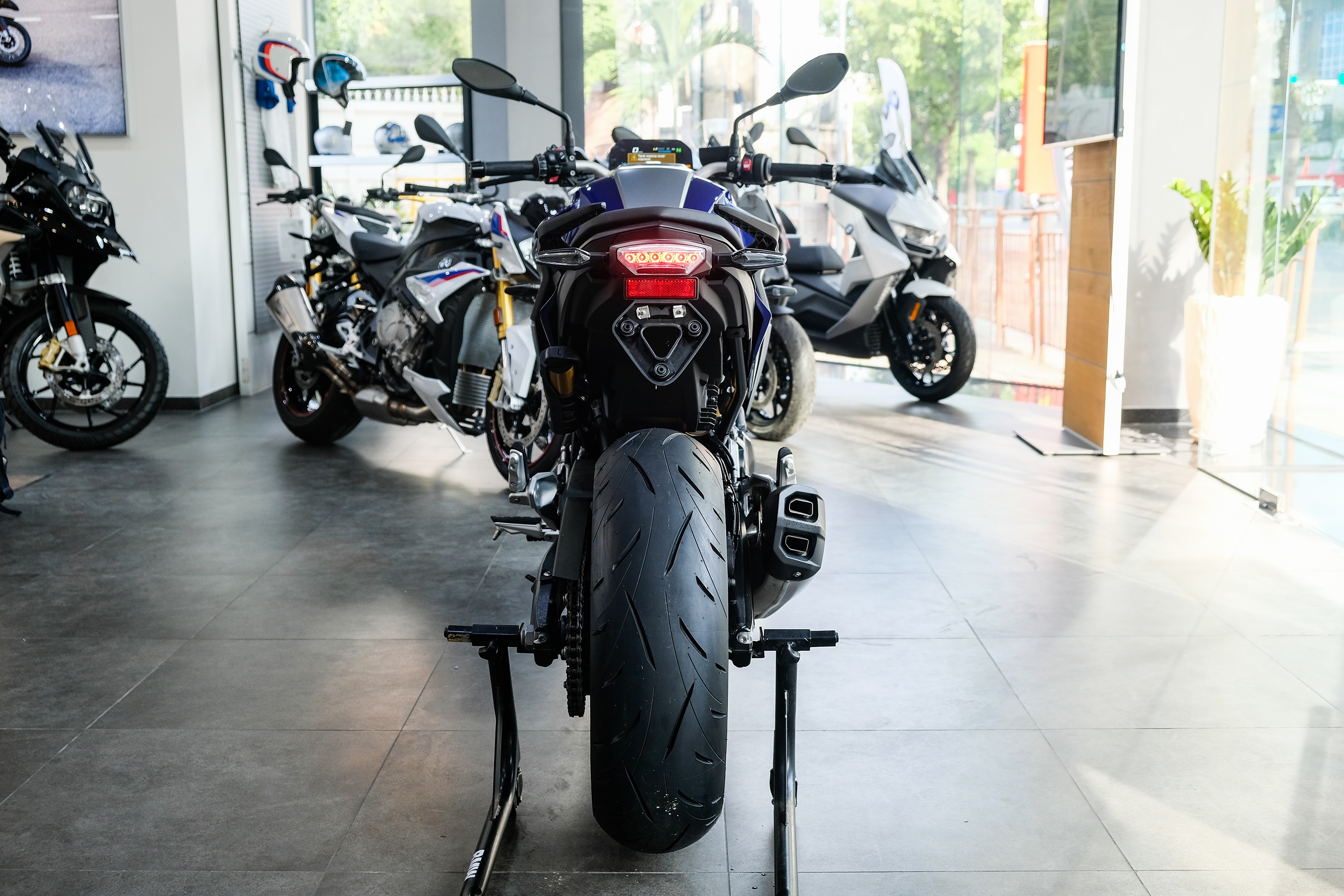 Chi tiet BMW F 900 R tai Viet Nam anh 3