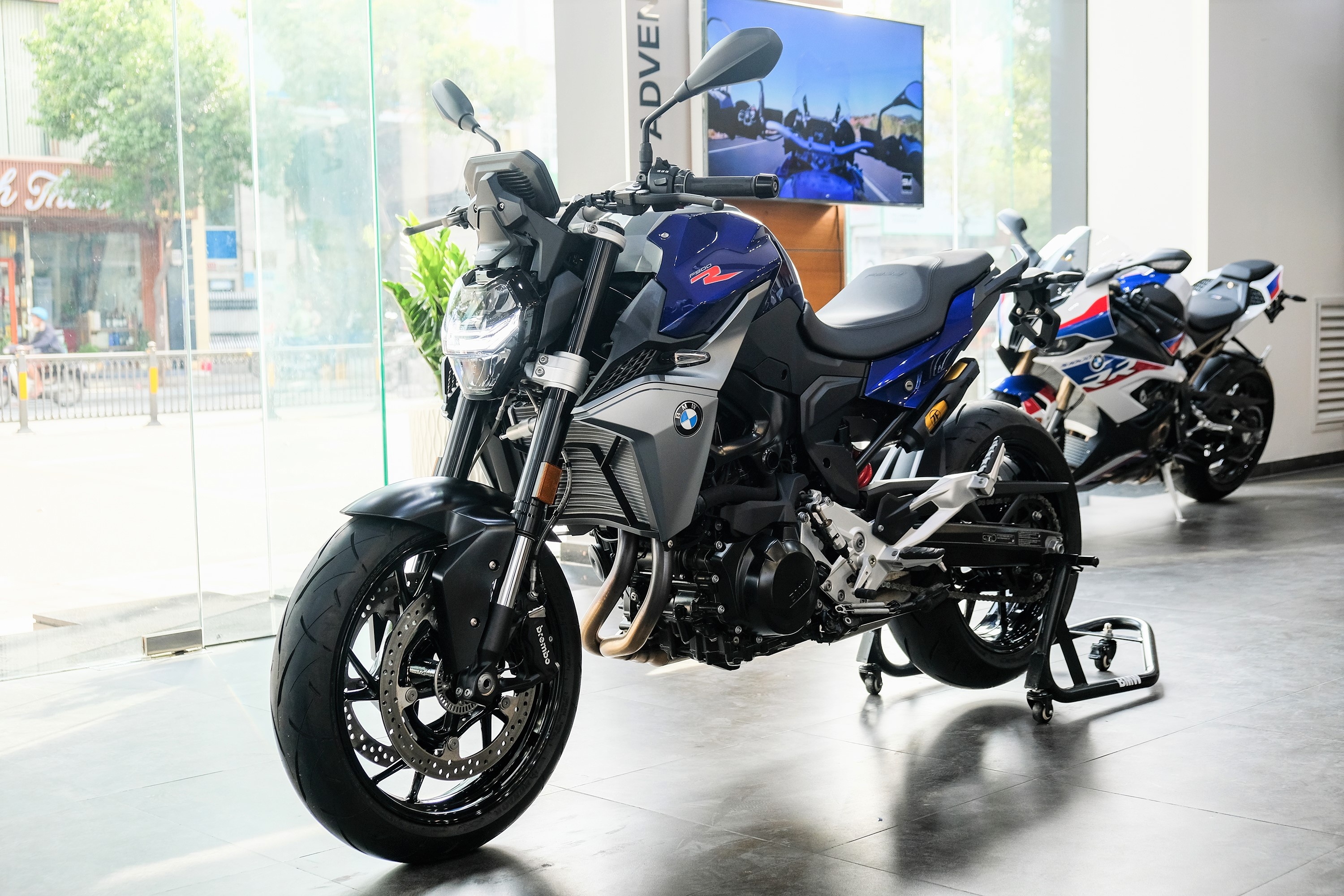 BMW F 900 R ra mat tai Viet Nam - nakedbike gia 459 trieu dong hinh anh