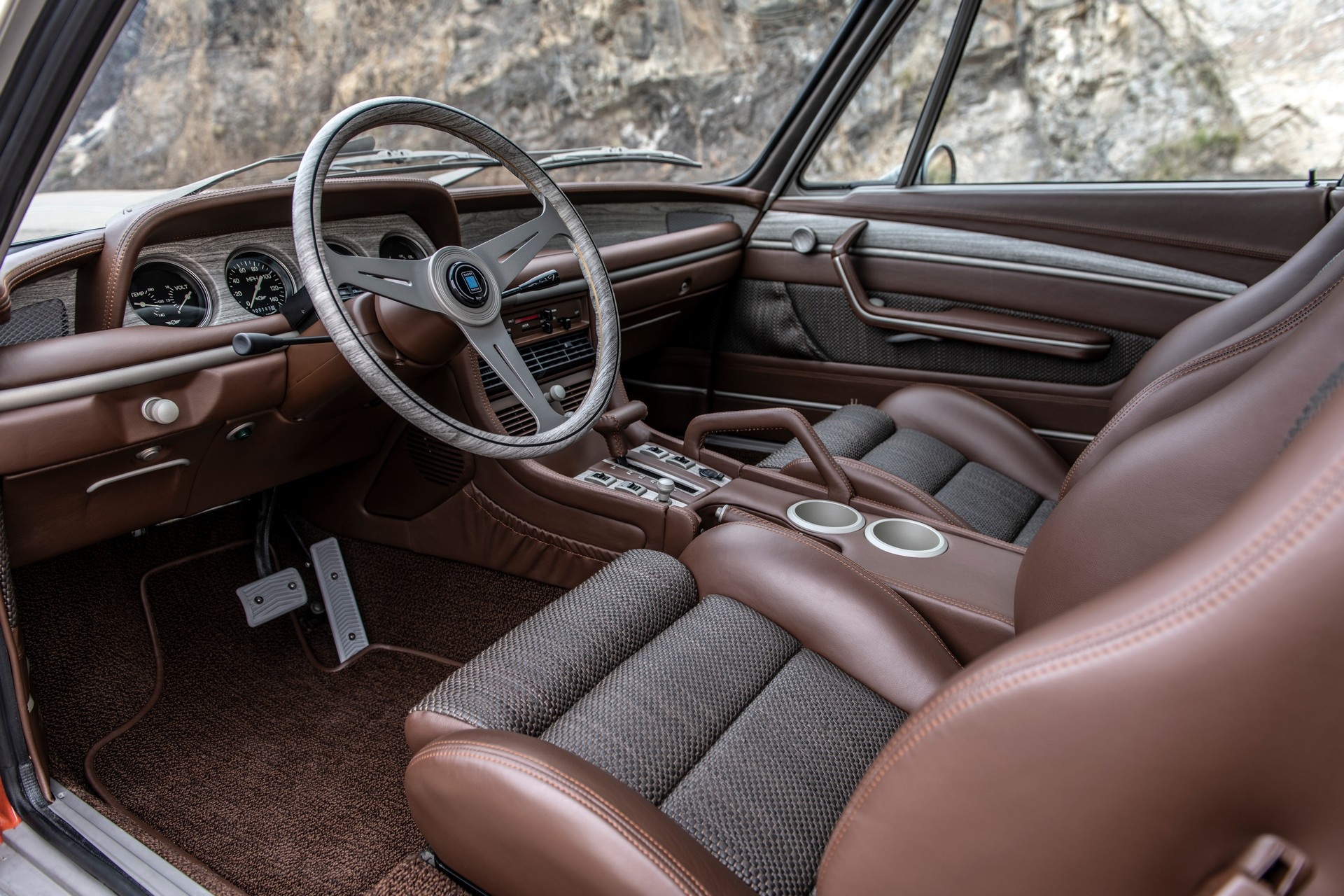 bản độ BMW 3.0 CS đời 1974 của diễn viên Iron Man ảnh 7 ban do BMW 3.0 CS doi 1974 cua dien vien Iron Man anh 7