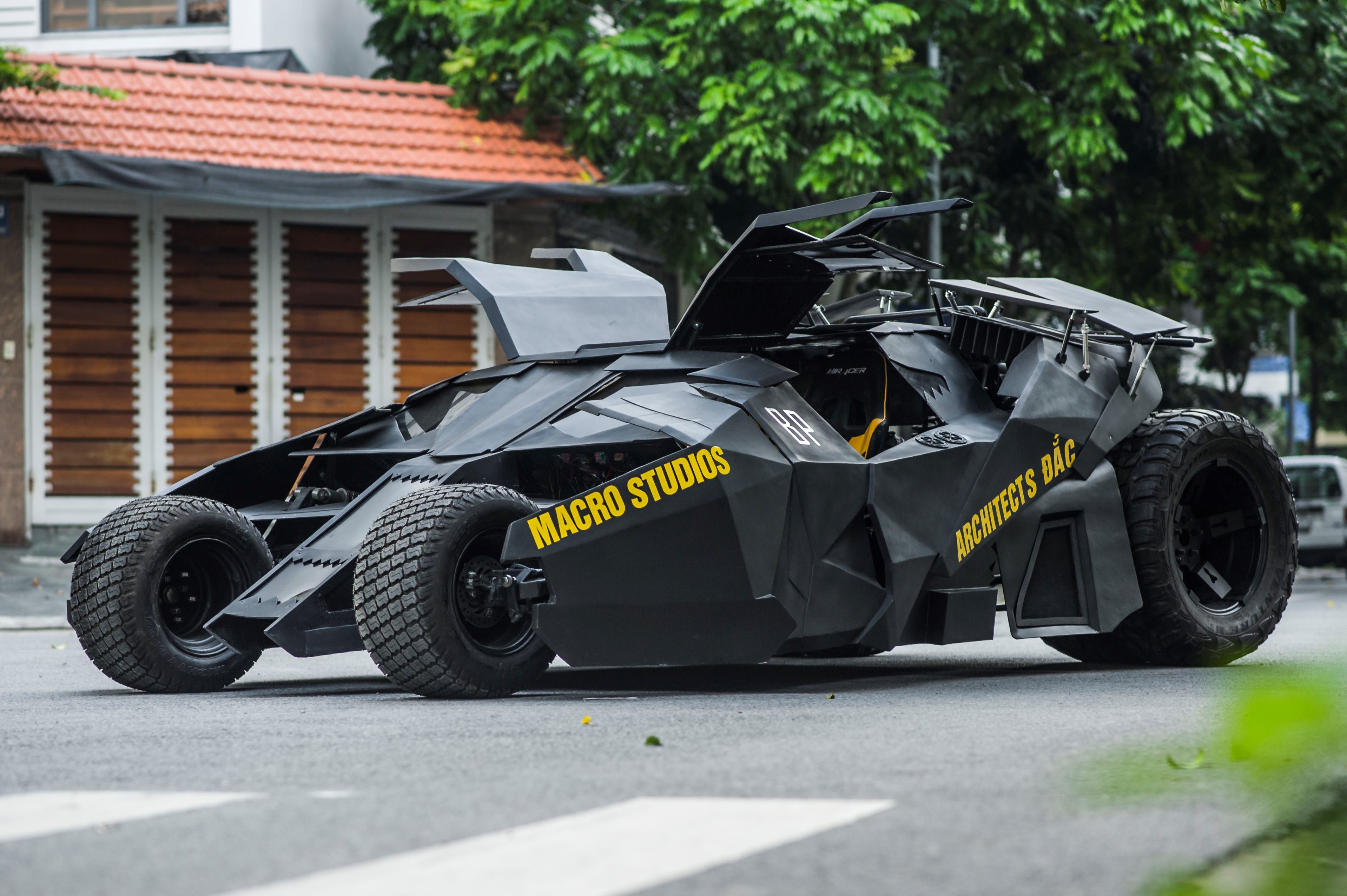 Sinh vien Ha Noi tu che Batmobile hinh anh