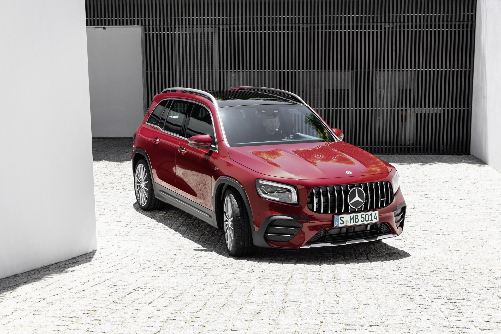 Mercedes-Benz GLB ra mat Malaysia anh 1