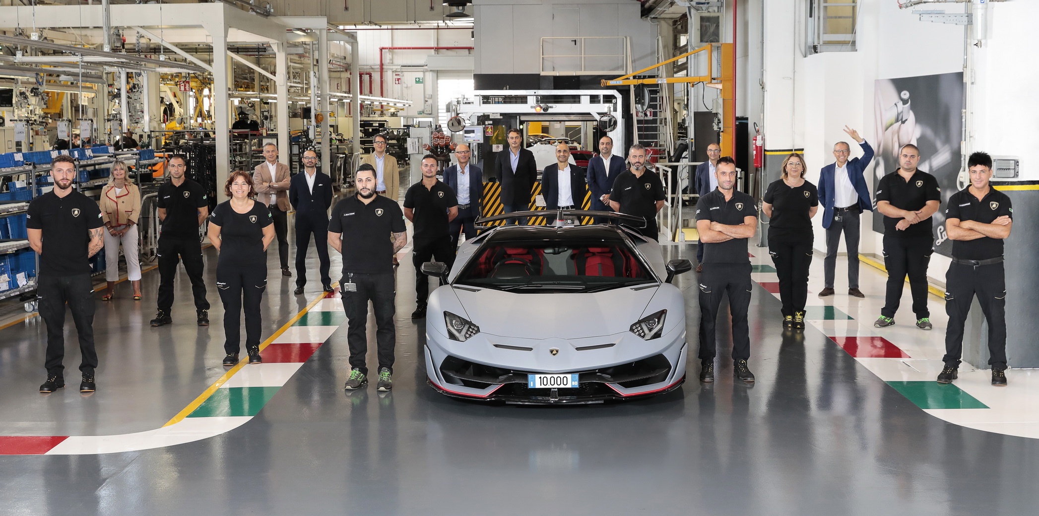 Lamborghini Aventador chạm mốc 10.000 xe được sản xuất ảnh 2 Lamborghini Aventador cham moc 10.000 xe duoc san xuat anh 2