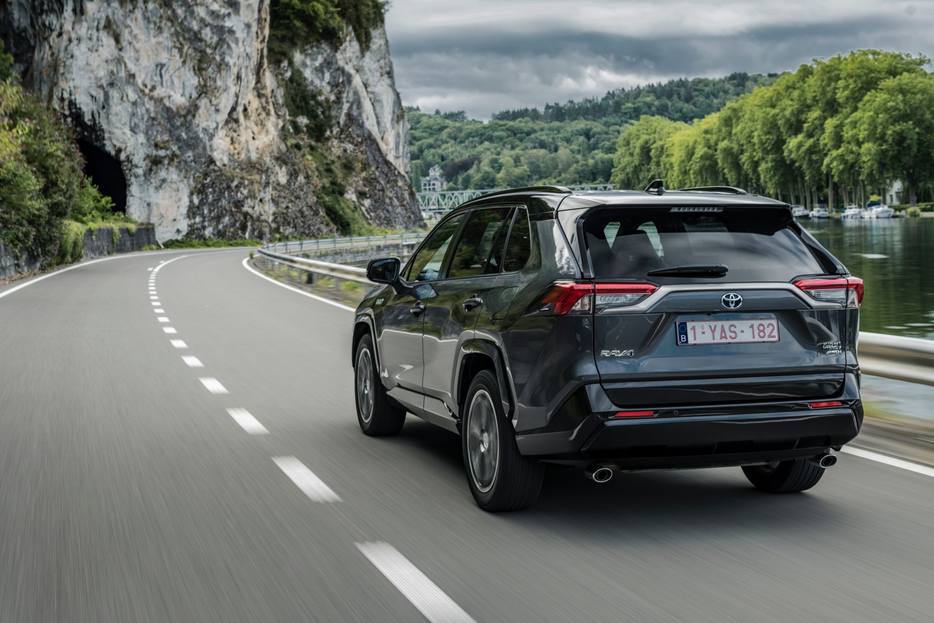 Toyota RAV4 Plug-in Hybrid 2021 ra mắt châu Âu ảnh 4 Toyota RAV4 Plug-in Hybrid 2021 ra mat chau Au anh 4