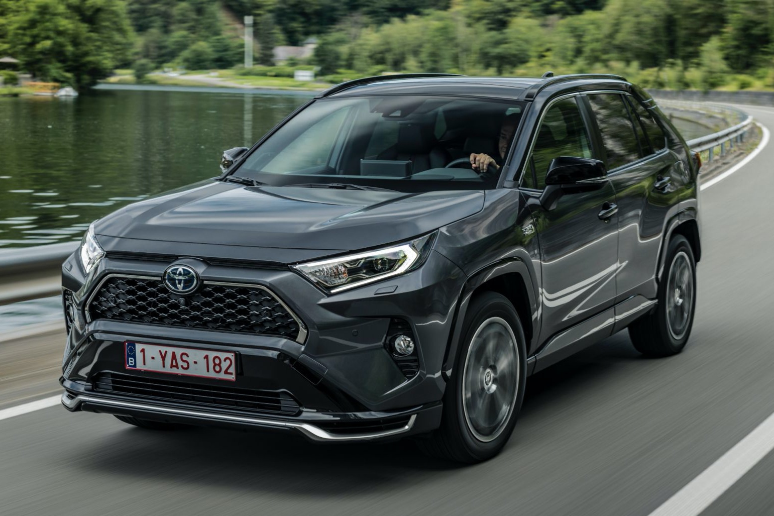 Toyota RAV4 Plug-in Hybrid 2021 duoc ra mat tai chau Au hinh anh