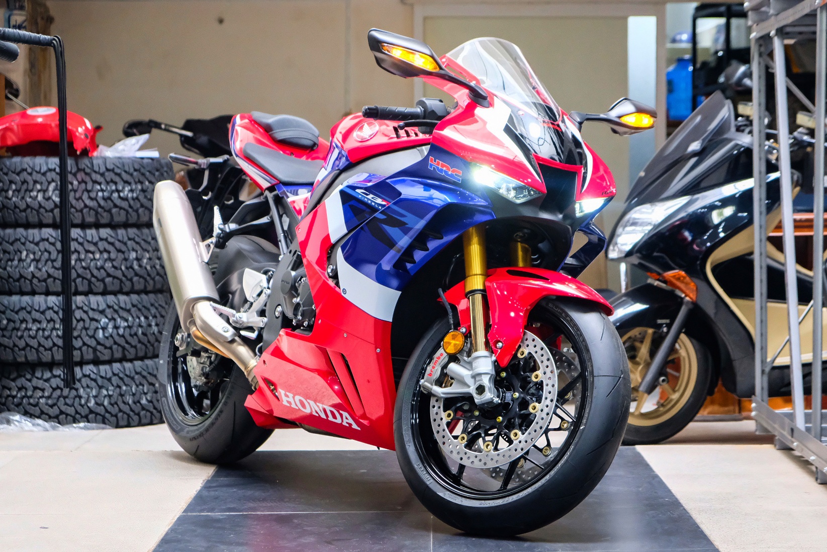 Chi tiet Honda CBR1000RR-R SP gia hon 1 ty dong tai Viet Nam hinh anh