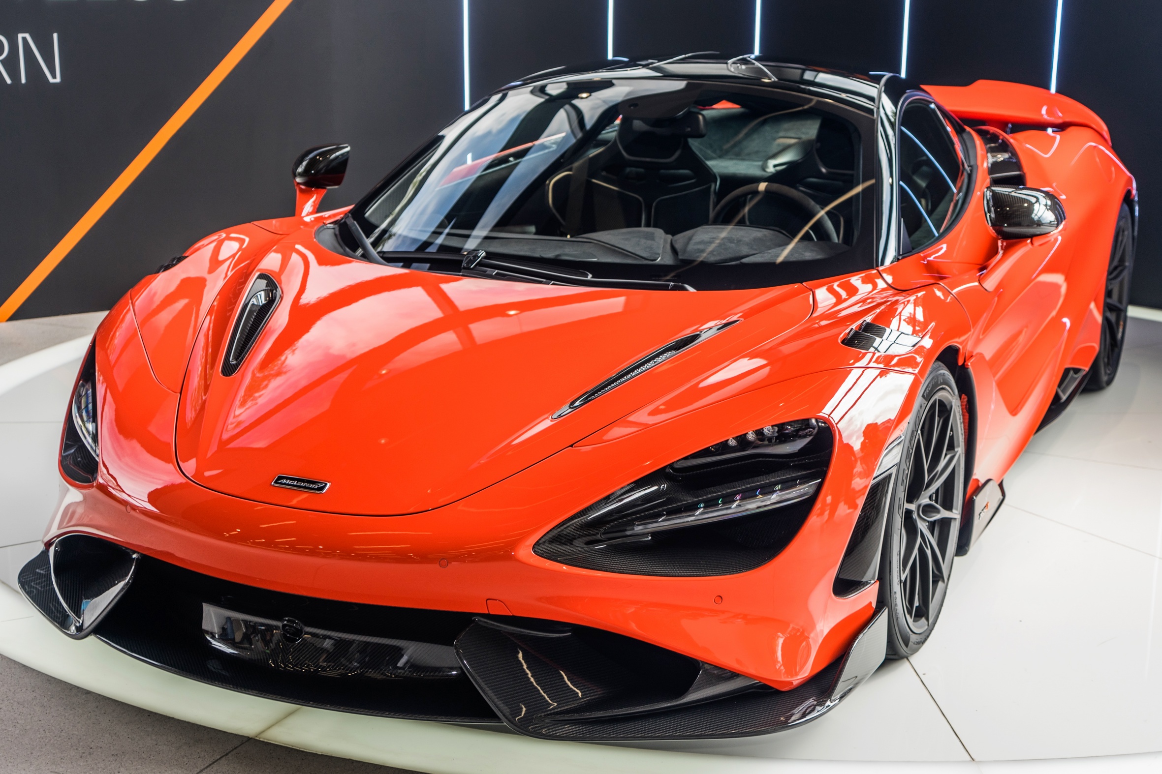 Sieu xe McLaren 765LT duoc ra mat tai Malaysia hinh anh