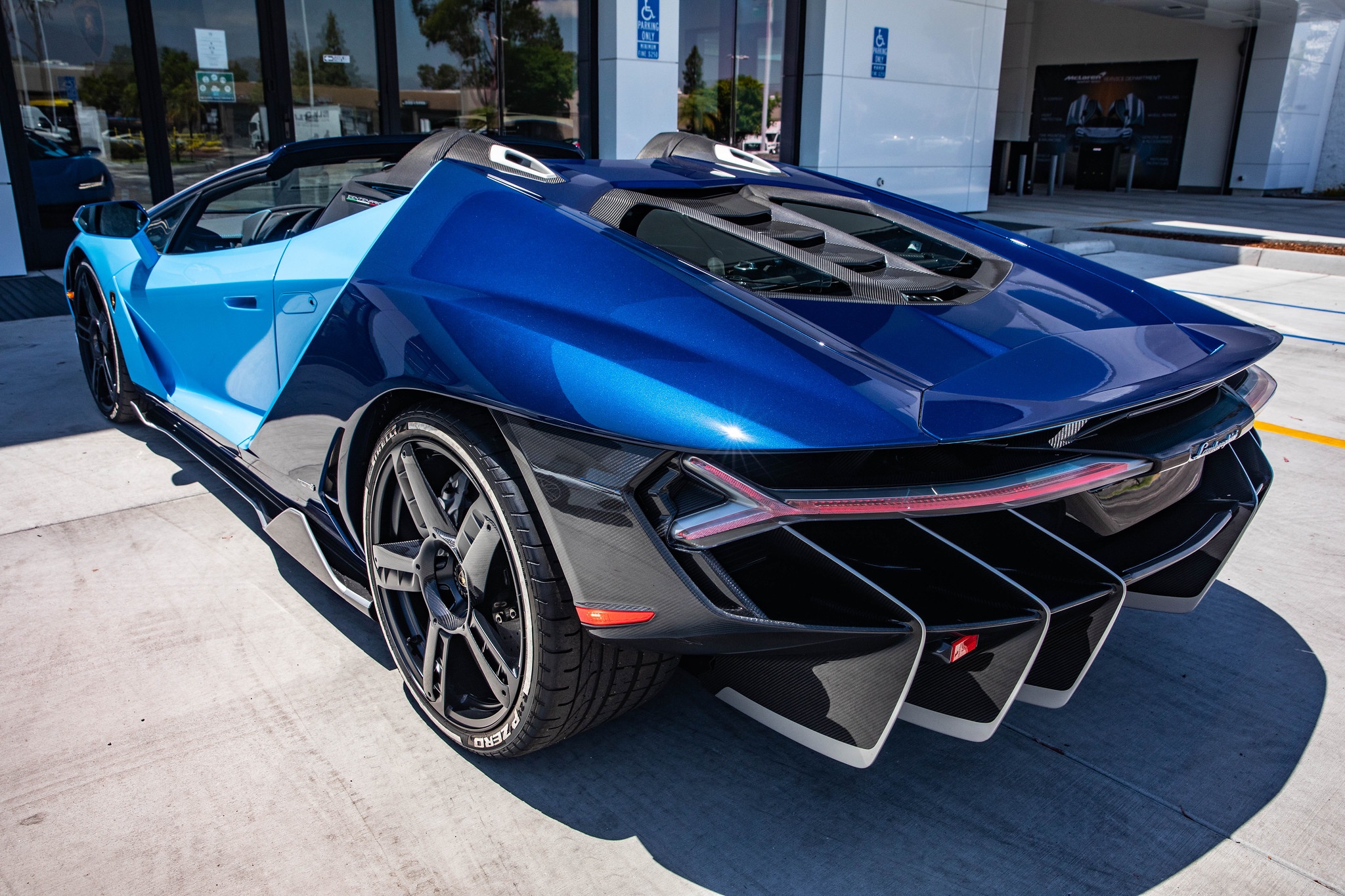 Lamborghini Centenario Roadster màu độc được rao bán ảnh 2 Lamborghini Centenario Roadster mau doc duoc rao ban anh 2