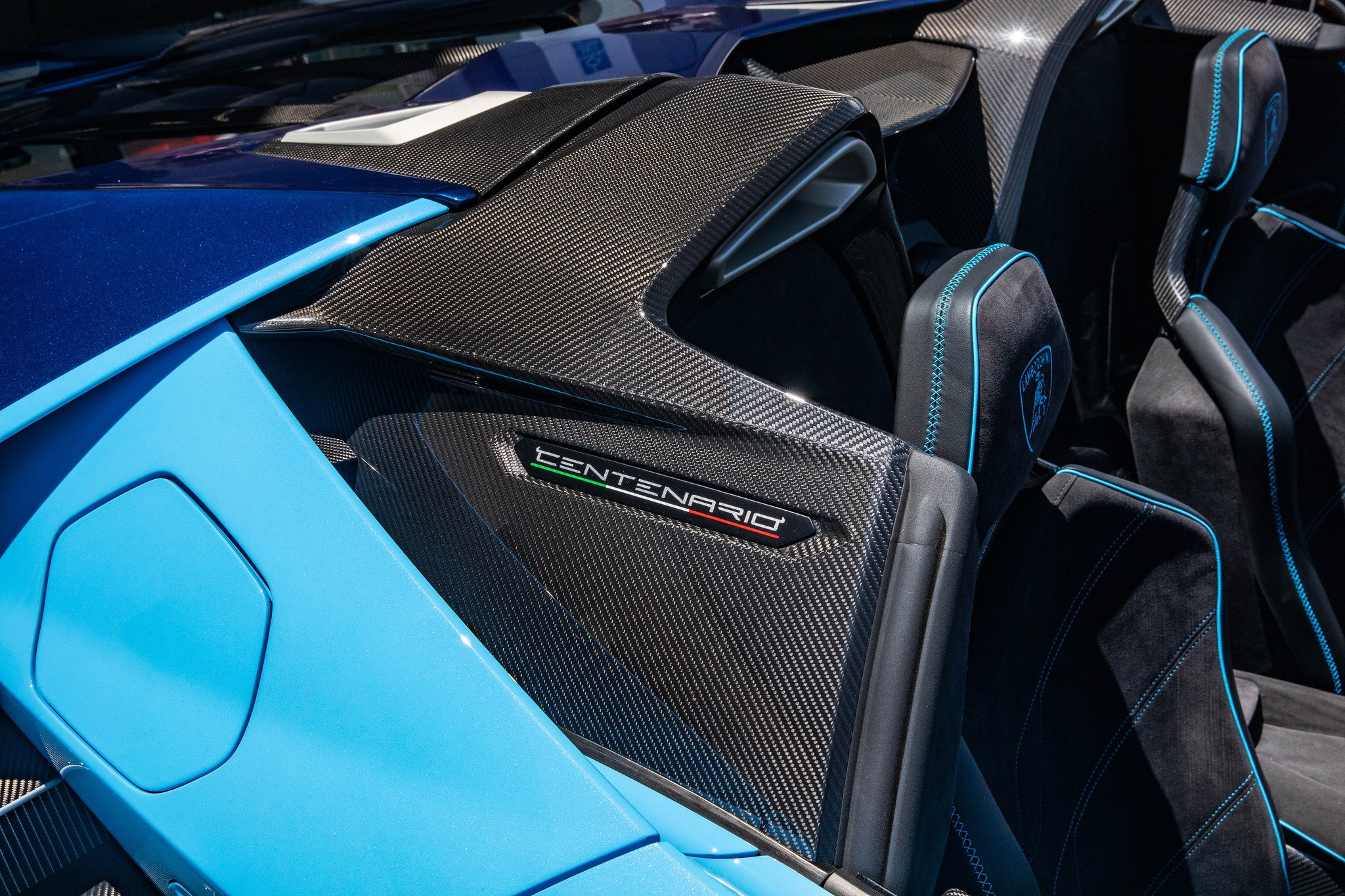 Lamborghini Centenario Roadster màu độc được rao bán ảnh 17 Lamborghini Centenario Roadster mau doc duoc rao ban anh 17