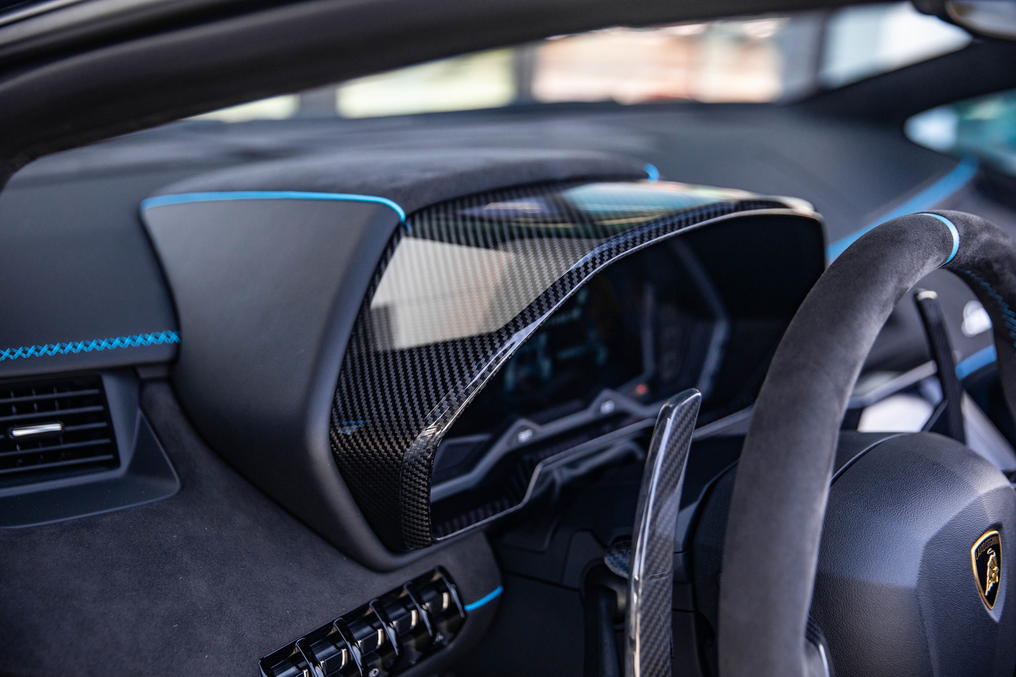Lamborghini Centenario Roadster màu độc được rao bán ảnh 12 Lamborghini Centenario Roadster mau doc duoc rao ban anh 12