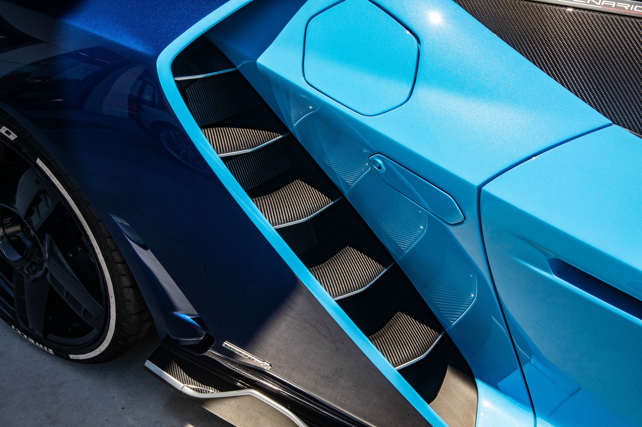 Lamborghini Centenario Roadster màu độc được rao bán ảnh 18 Lamborghini Centenario Roadster mau doc duoc rao ban anh 18